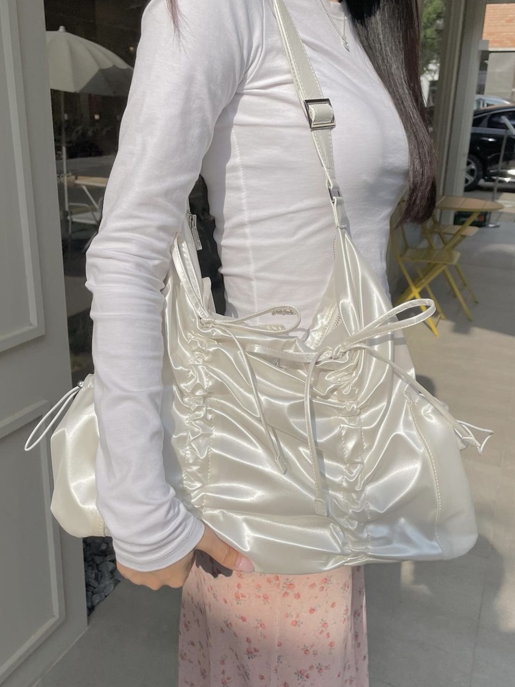 For Appeal String Ribbon Large Hobo Bag Glossy White, For Appeal String Ribbon Large Hobo Bag Glossy Black 착용 스타일
