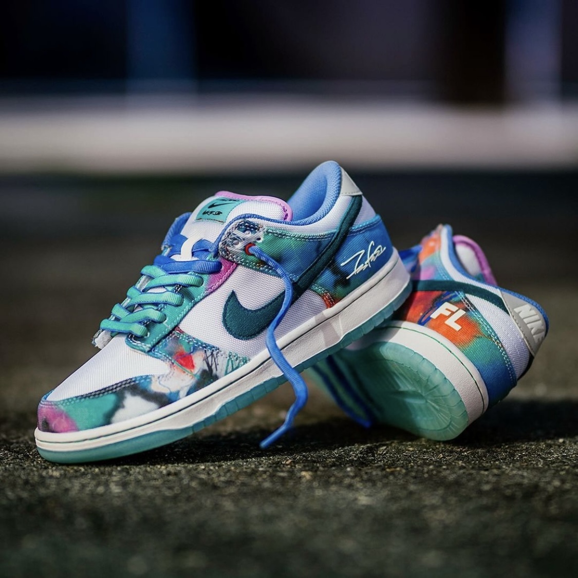 Nike x Futura Laboratories SB Dunk Low OG QS White and Geode Teal, Crocs x Futura Laboratories Classic Clog Green Ivy 착용 스타일 - 2