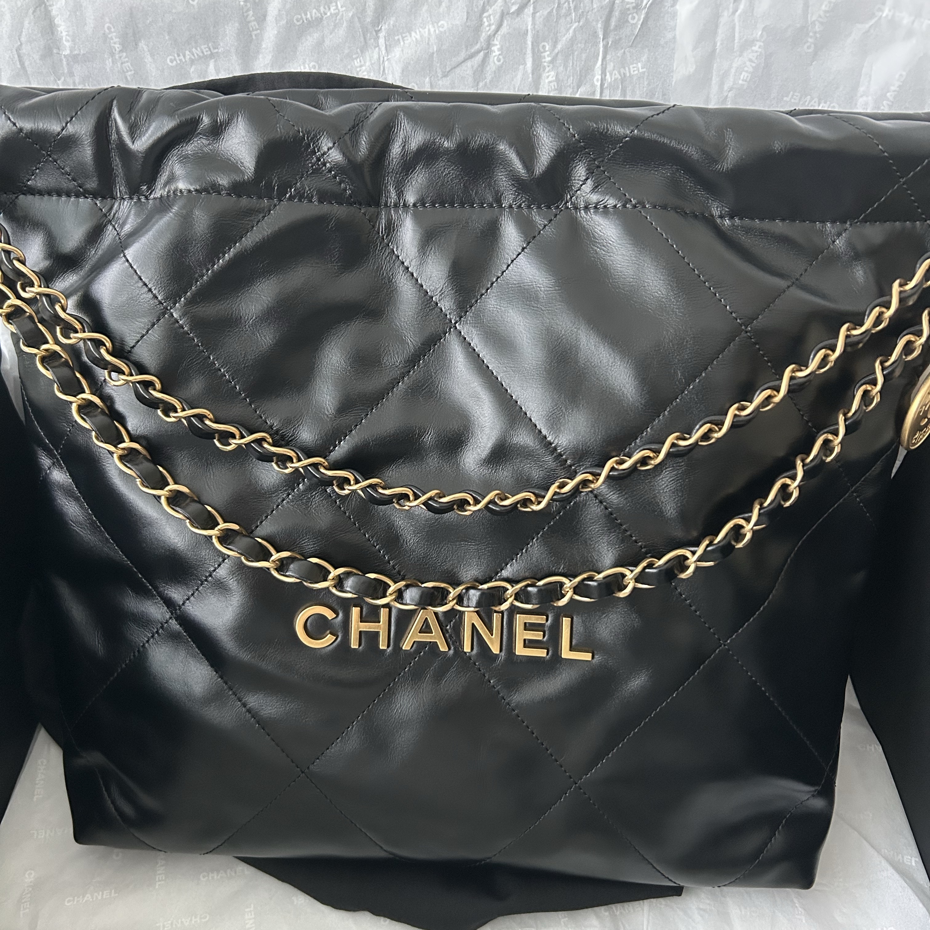 Chanel 22 Small Handbag Shiny Calfskin & Gold Black 착용 스타일