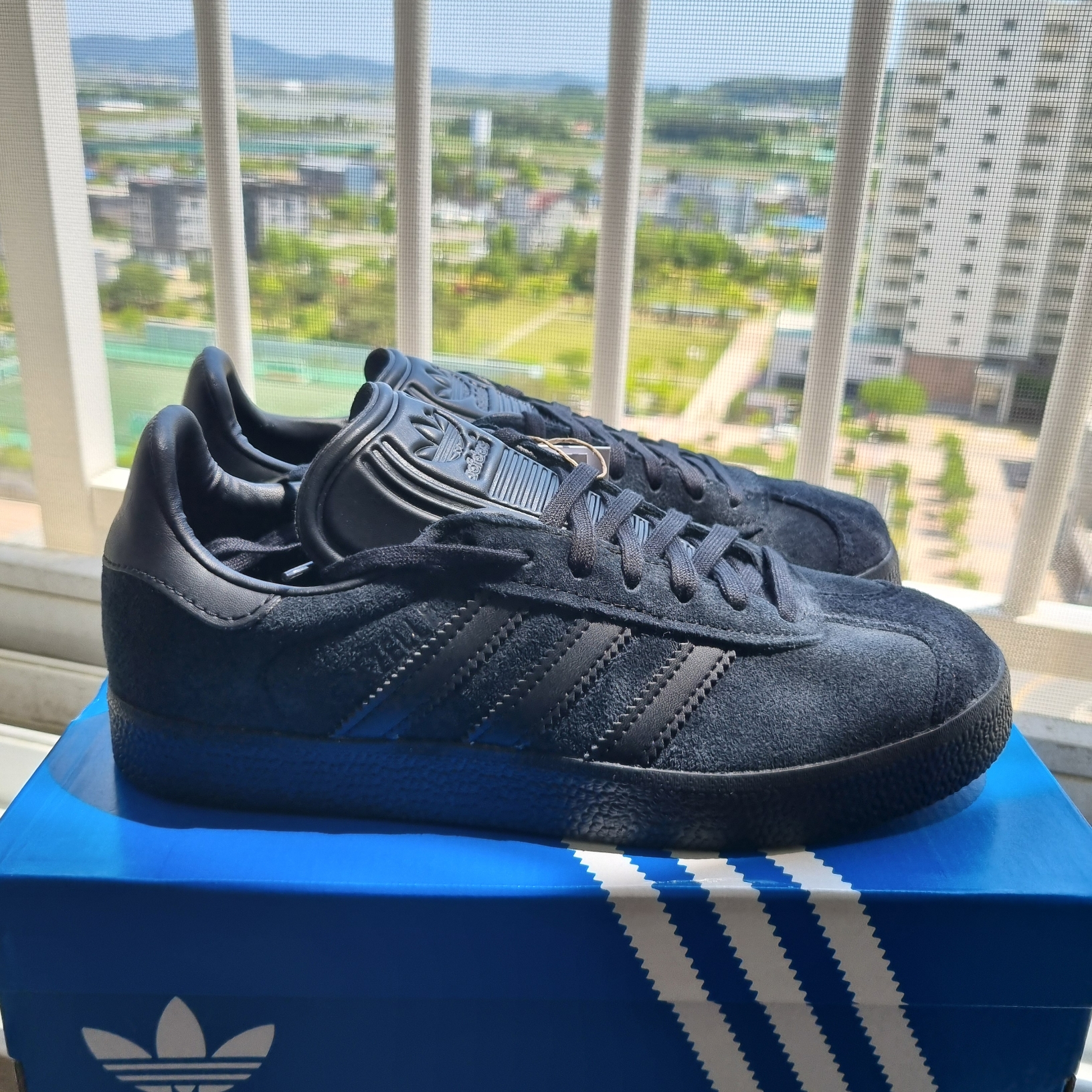 Adidas Gazelle Triple Black 착용 스타일 - 2