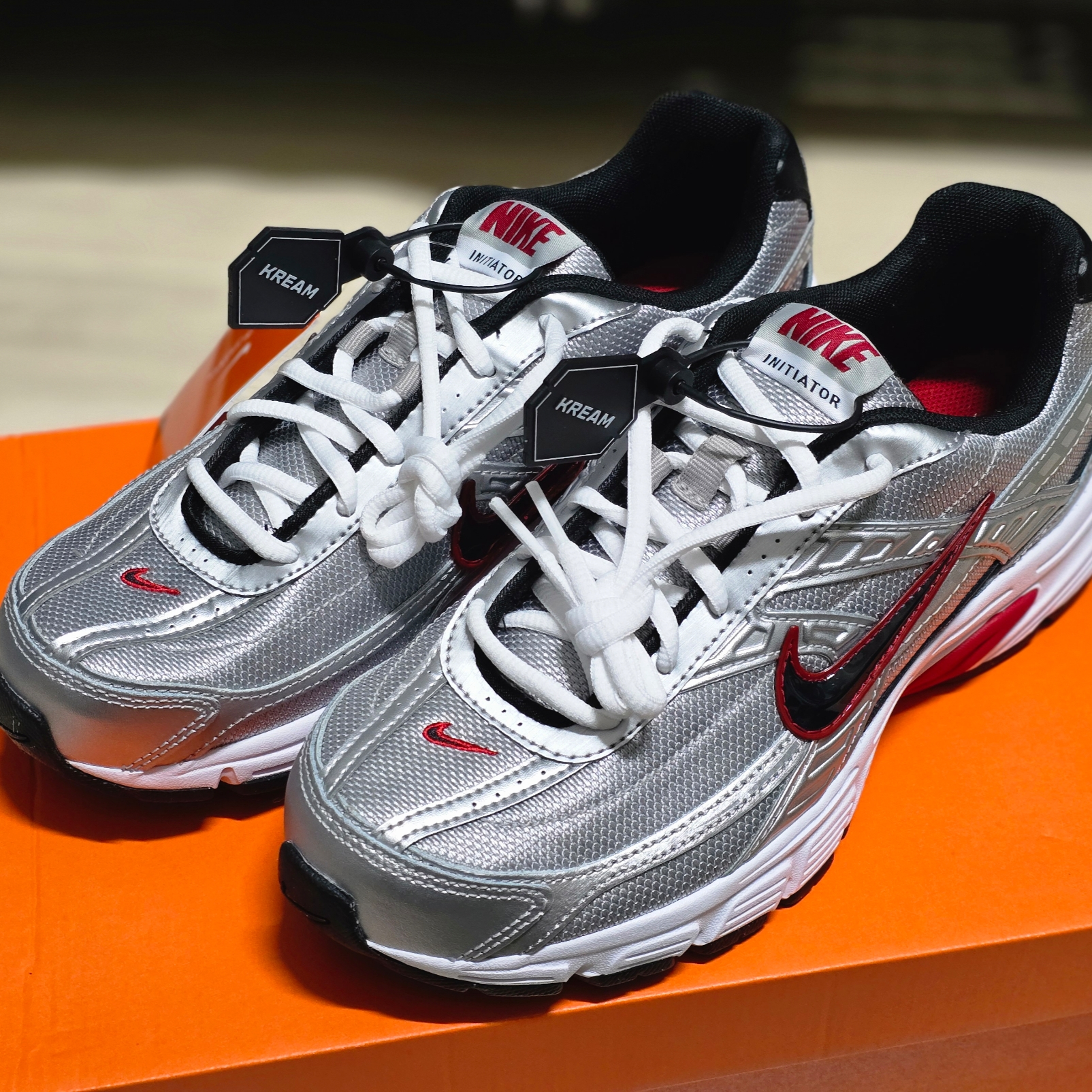 Nike Initiator Metallic Silver Black 착용 스타일 - 1
