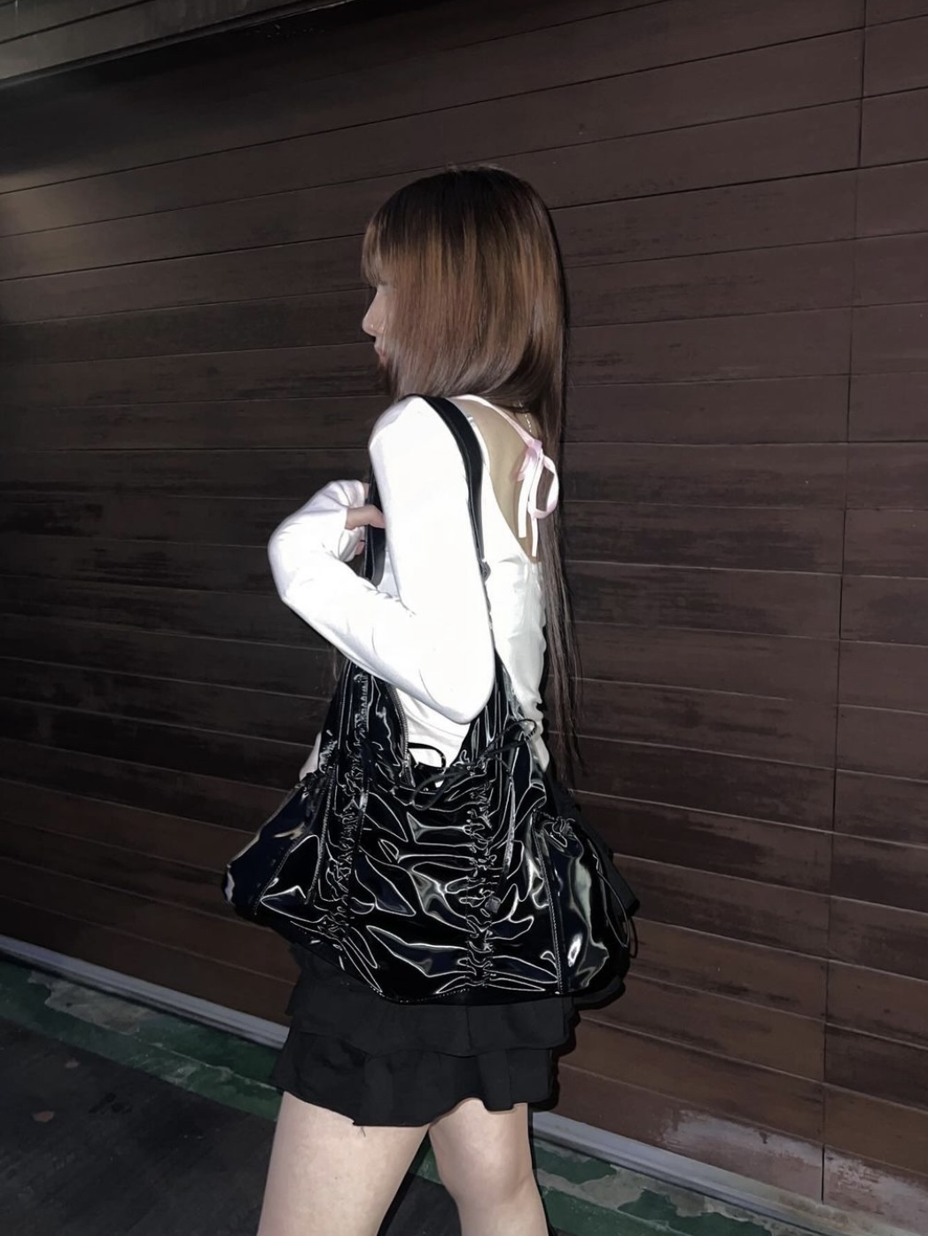 For Appeal String Ribbon Large Hobo Bag Glossy Black, For Appeal String Ribbon Large Hobo Bag Silver 착용 스타일