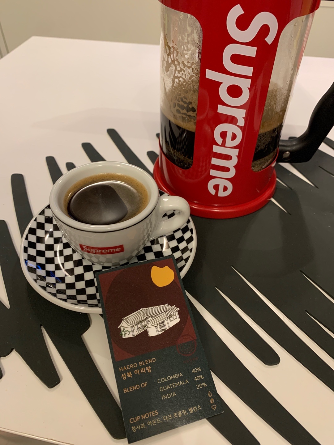 Supreme x Bialetti 8-Cup French Press Red - 24SS, Supreme x IPA Porcellane Aosta Espresso Set Black (Set of 2) 착용 스타일