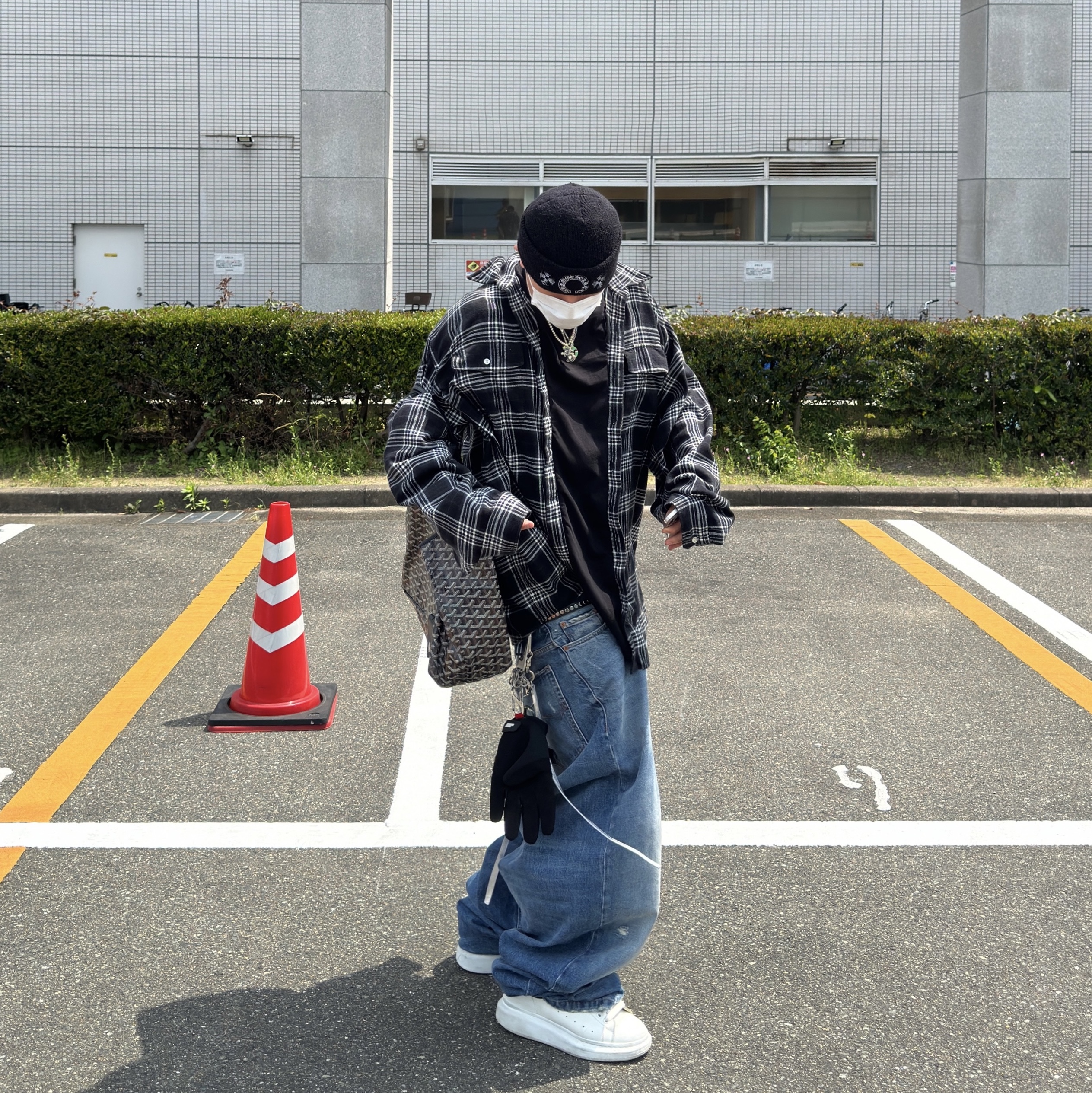 Goyard Saint Louis GM Bag Black, Balenciaga Denim Pull-Up Pants Light Blue 착용 스타일 - 2