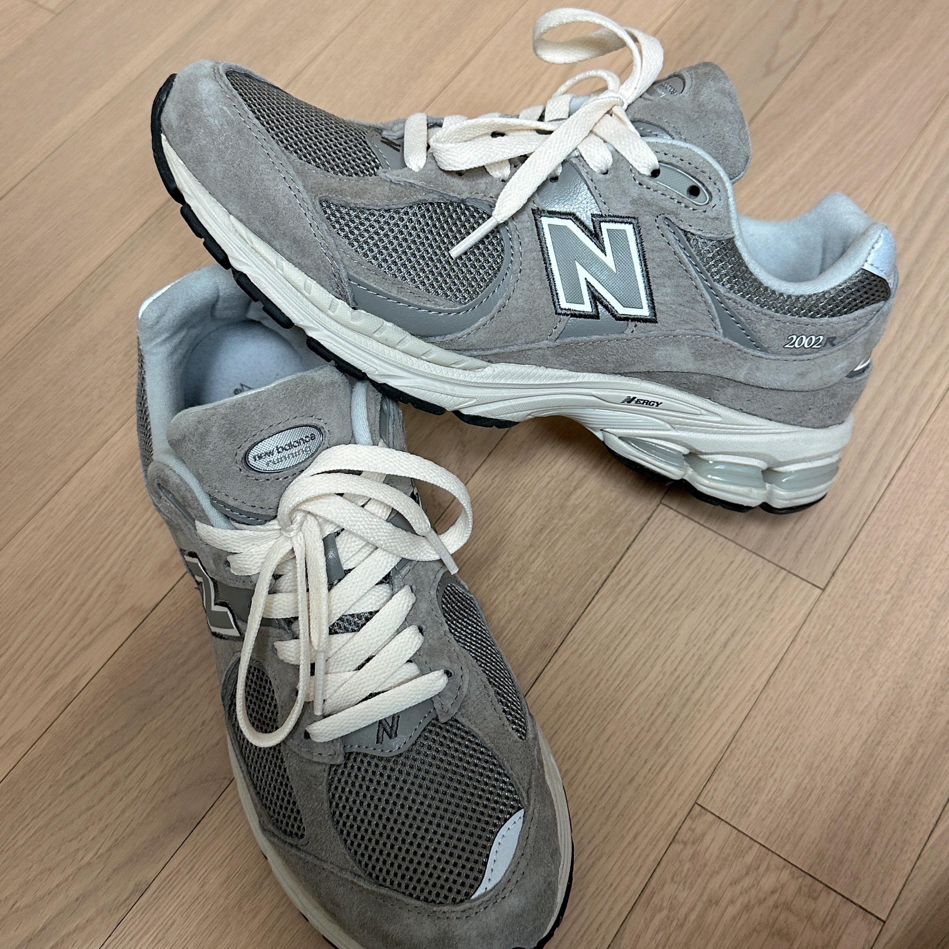 New Balance 2002R Grey 착용 스타일