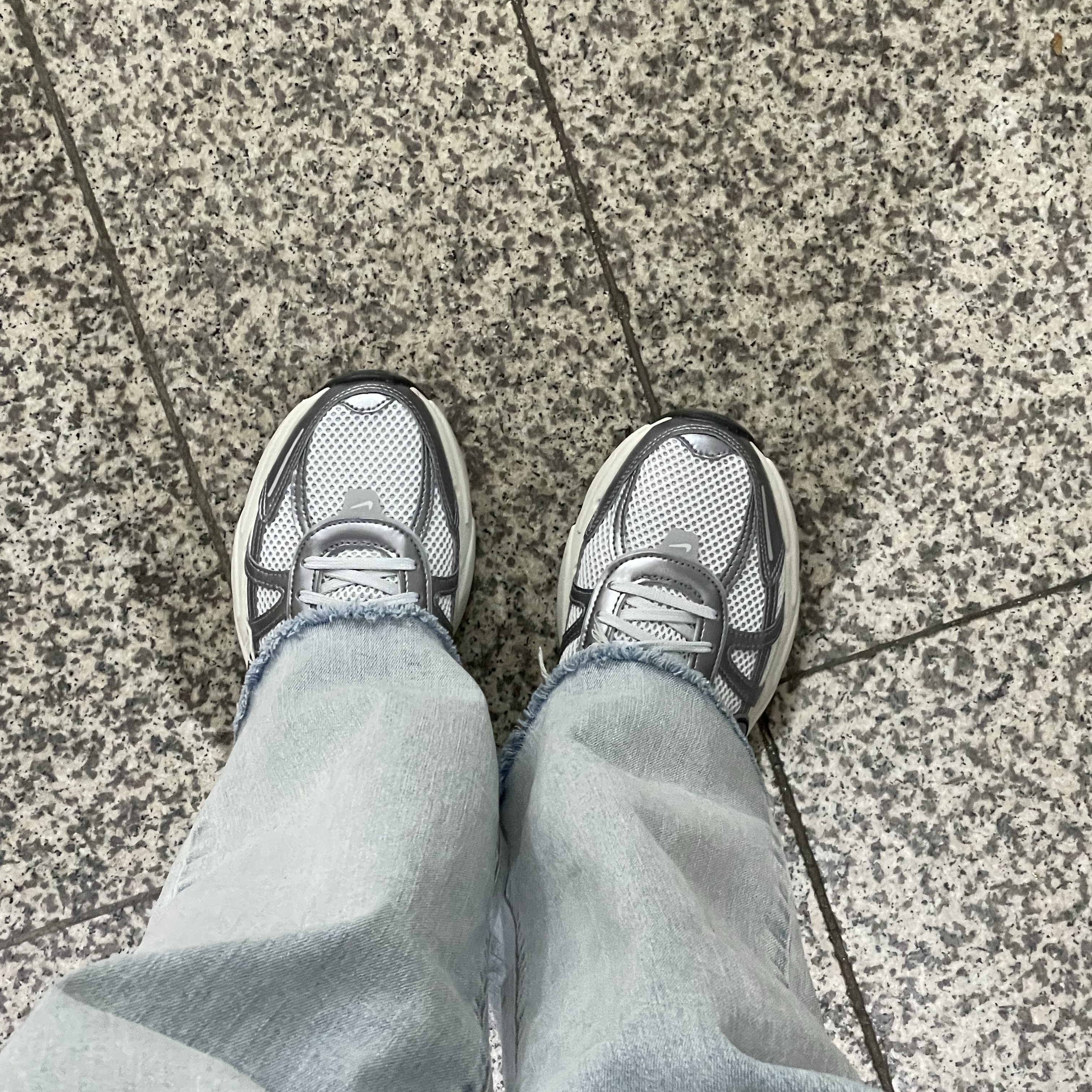 Nike V2K Run Pure Platinum Wolf Grey 착용 스타일 - 1