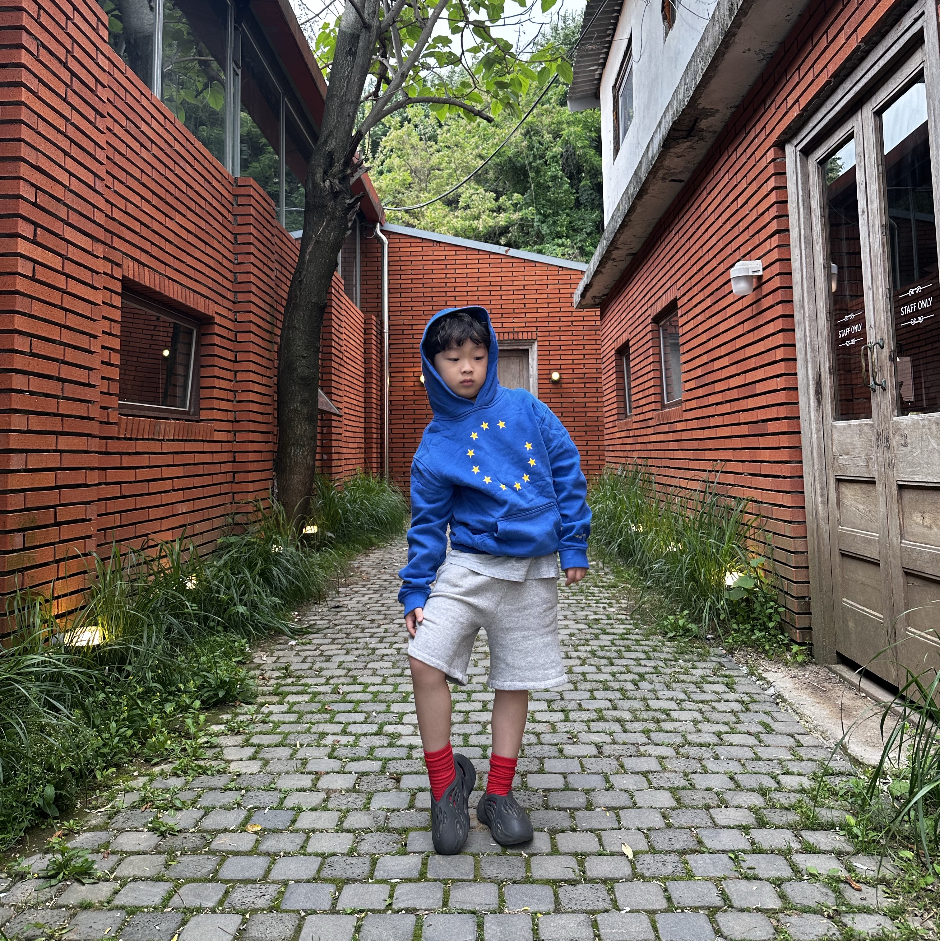 (Kids) Adidas Yeezy Foam RNNR Onyx, (Kids) Souvenir Official Eunify Hoodie Blue 착용 스타일