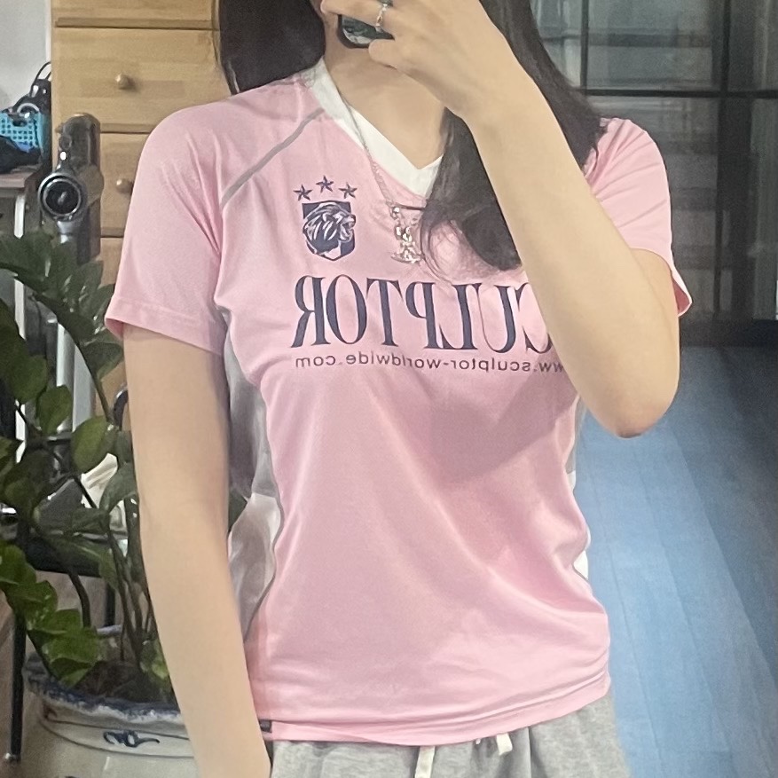 (W) Sculptor Sports Jersey T-Shirt Pink, Vivienne Westwood Mini Bas Relief Pendant Silver 착용 스타일