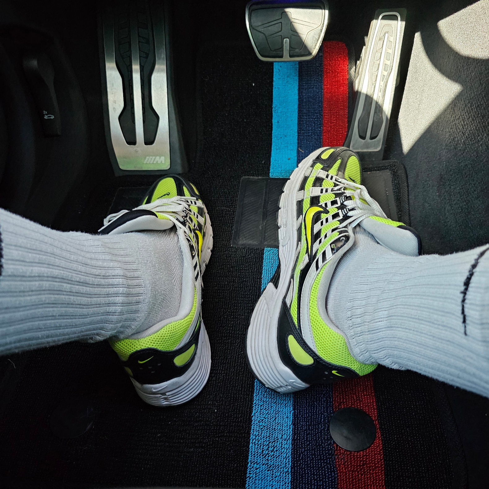 Nike P-6000 Lemon Venom, Nike Everyday Lightweight Training Crew Socks White (3 Pack/Korean Ver.) 착용 스타일
