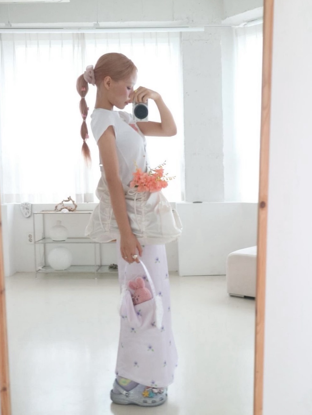 For Appeal String Ribbon Large Hobo Bag Silver, For Appeal String Ribbon Large Hobo Bag Glossy White 착용 스타일