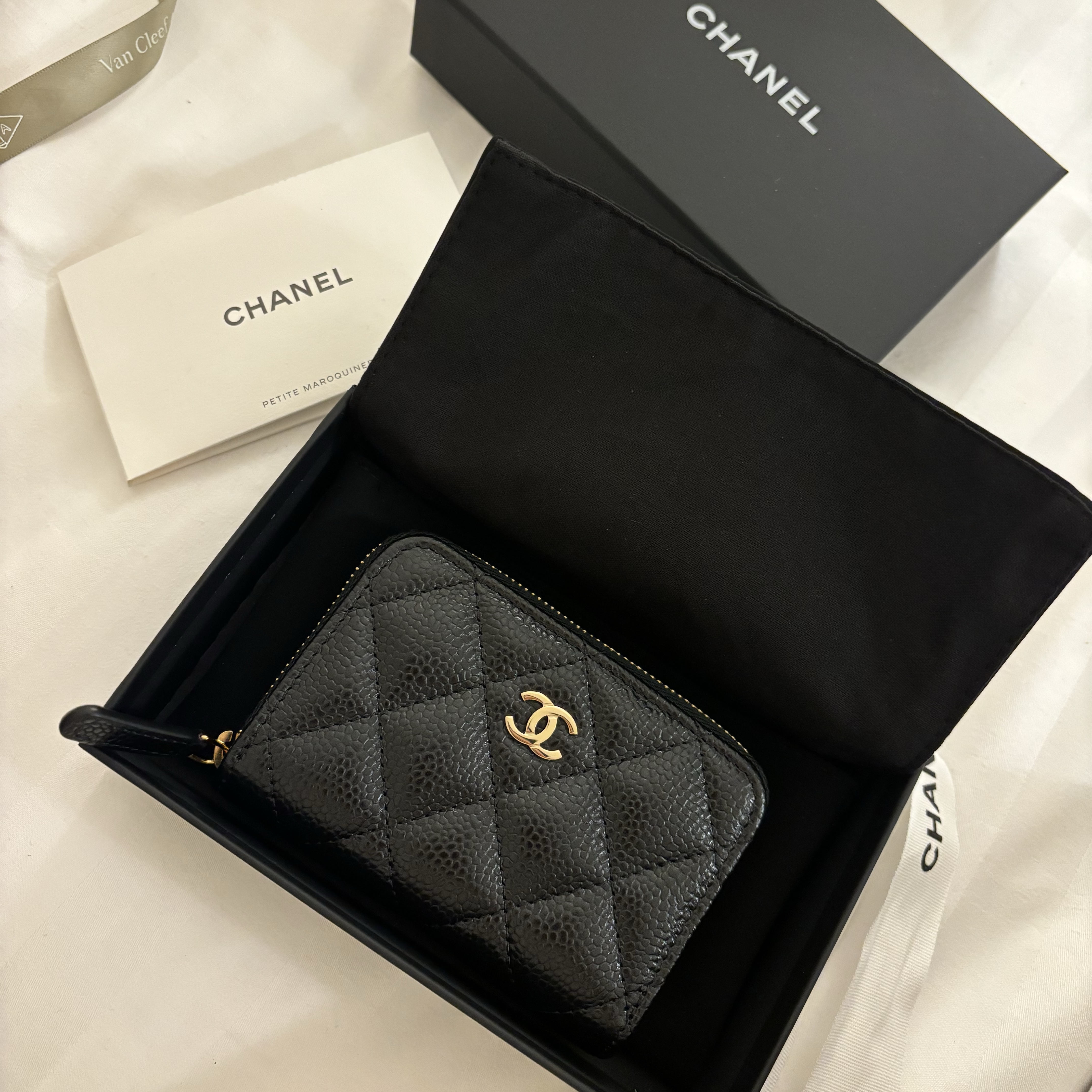 Chanel Classic Zipped Coin Purse Grained Calfskin & Gold Black 착용 스타일