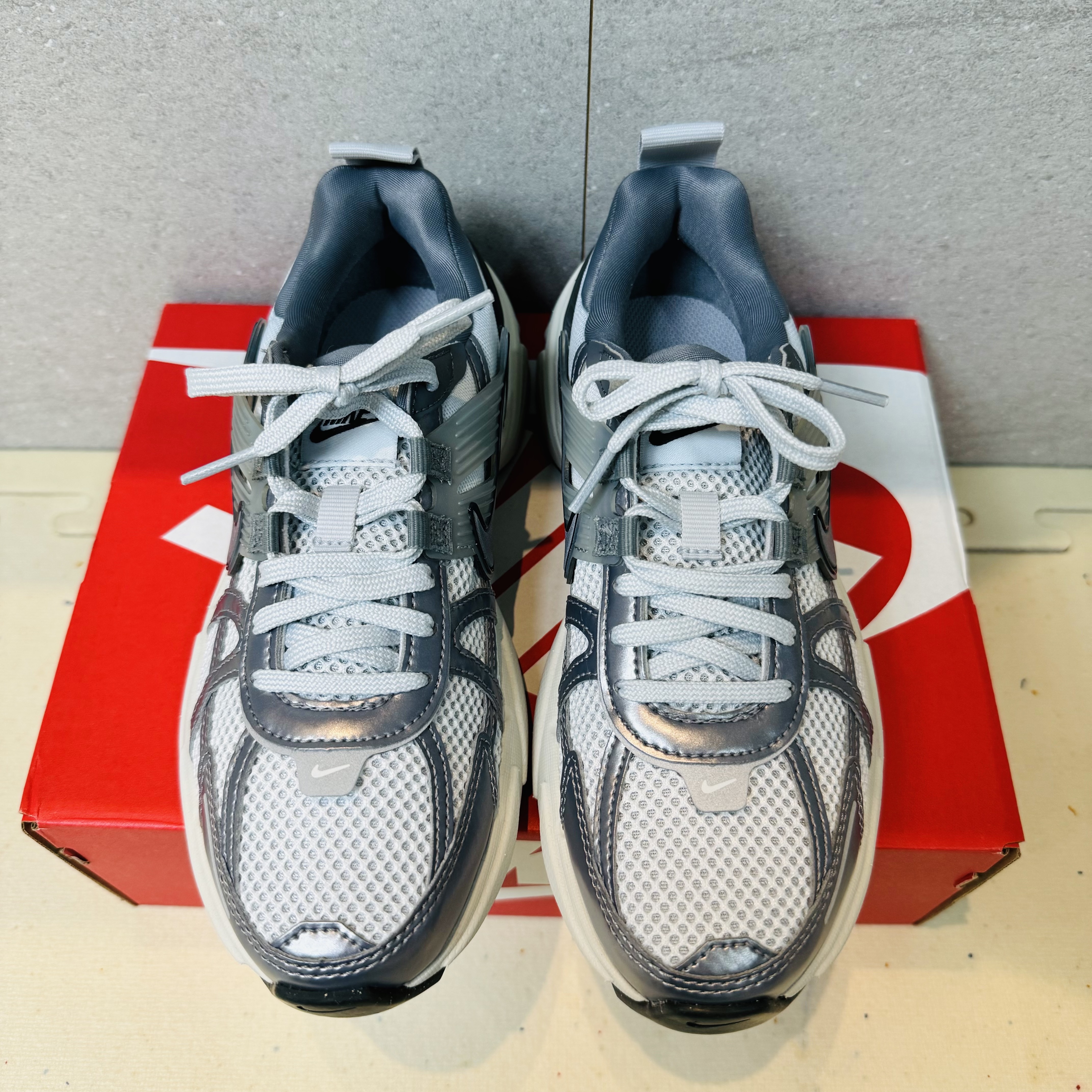 Nike V2K Run Pure Platinum Wolf Grey 착용 스타일 - 5