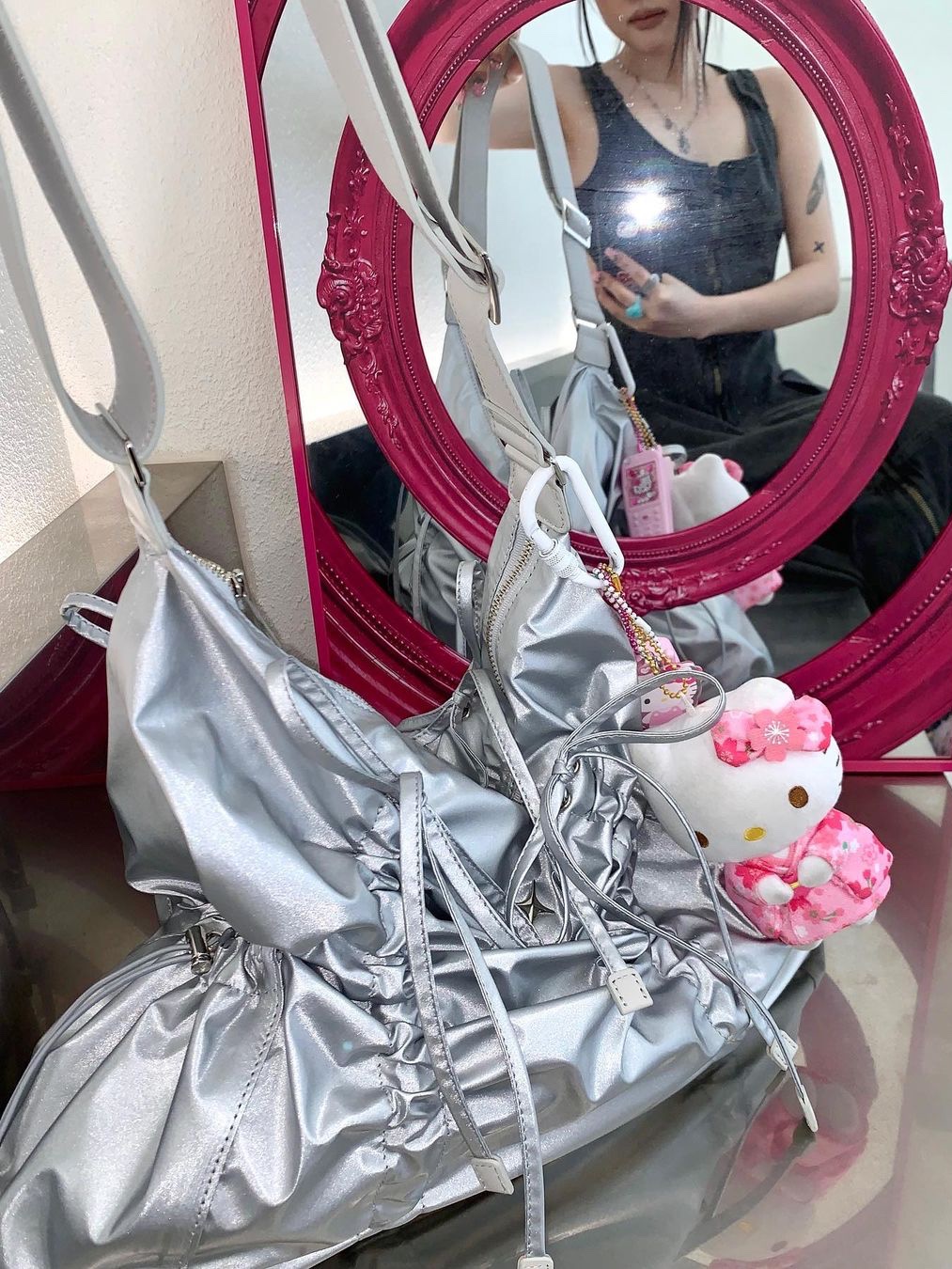 For Appeal String Ribbon Large Hobo Bag Silver, For Appeal String Ribbon Large Hobo Bag Glossy White 착용 스타일