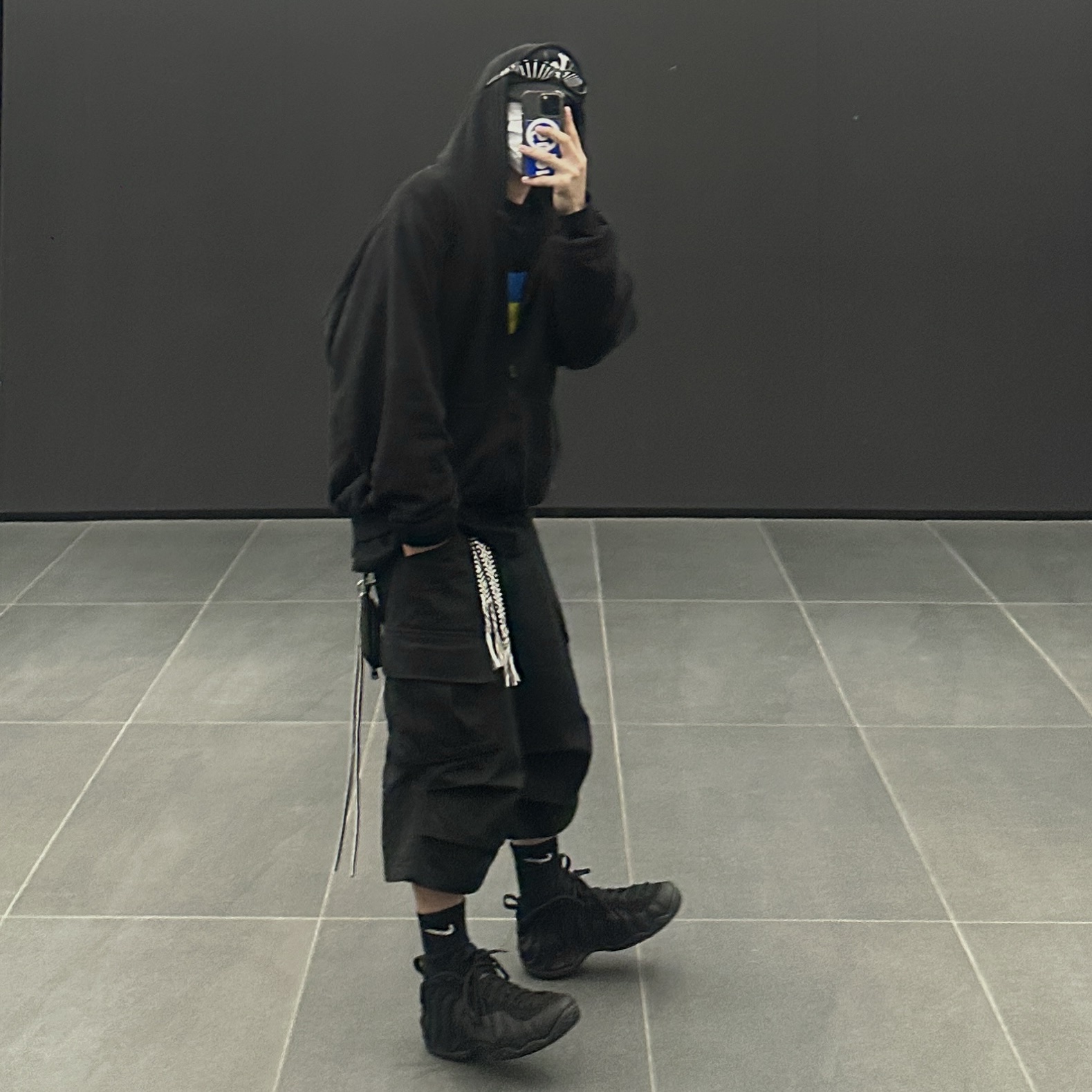Yeezy YZY Zip-Up Hoodie Black, Nike Air Foamposite One Black Anthracite 착용 스타일