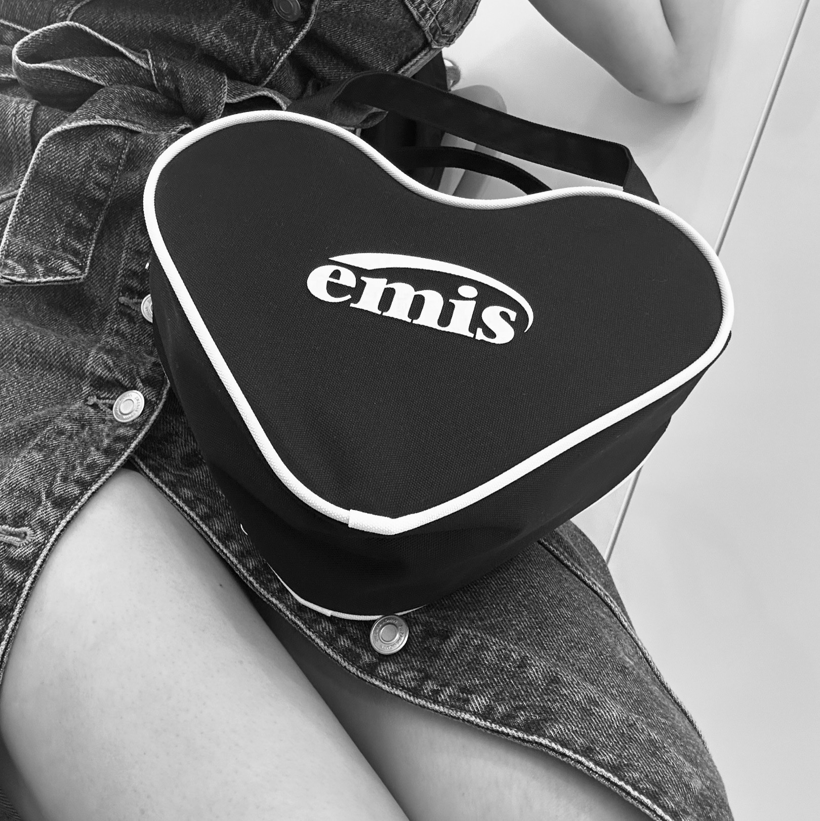 Emis Heart Tote Bag Black 착용 스타일