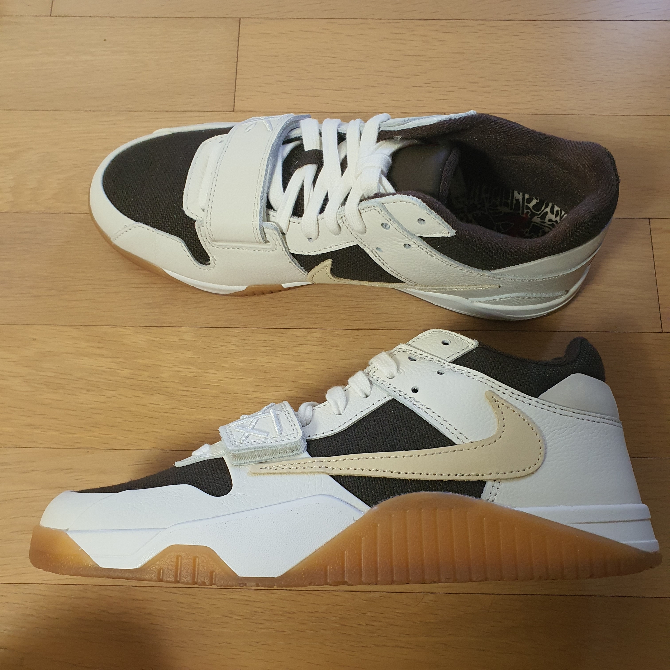 Jordan x Travis Scott Jumpman Jack TR Sail and Dark Mocha 착용 스타일