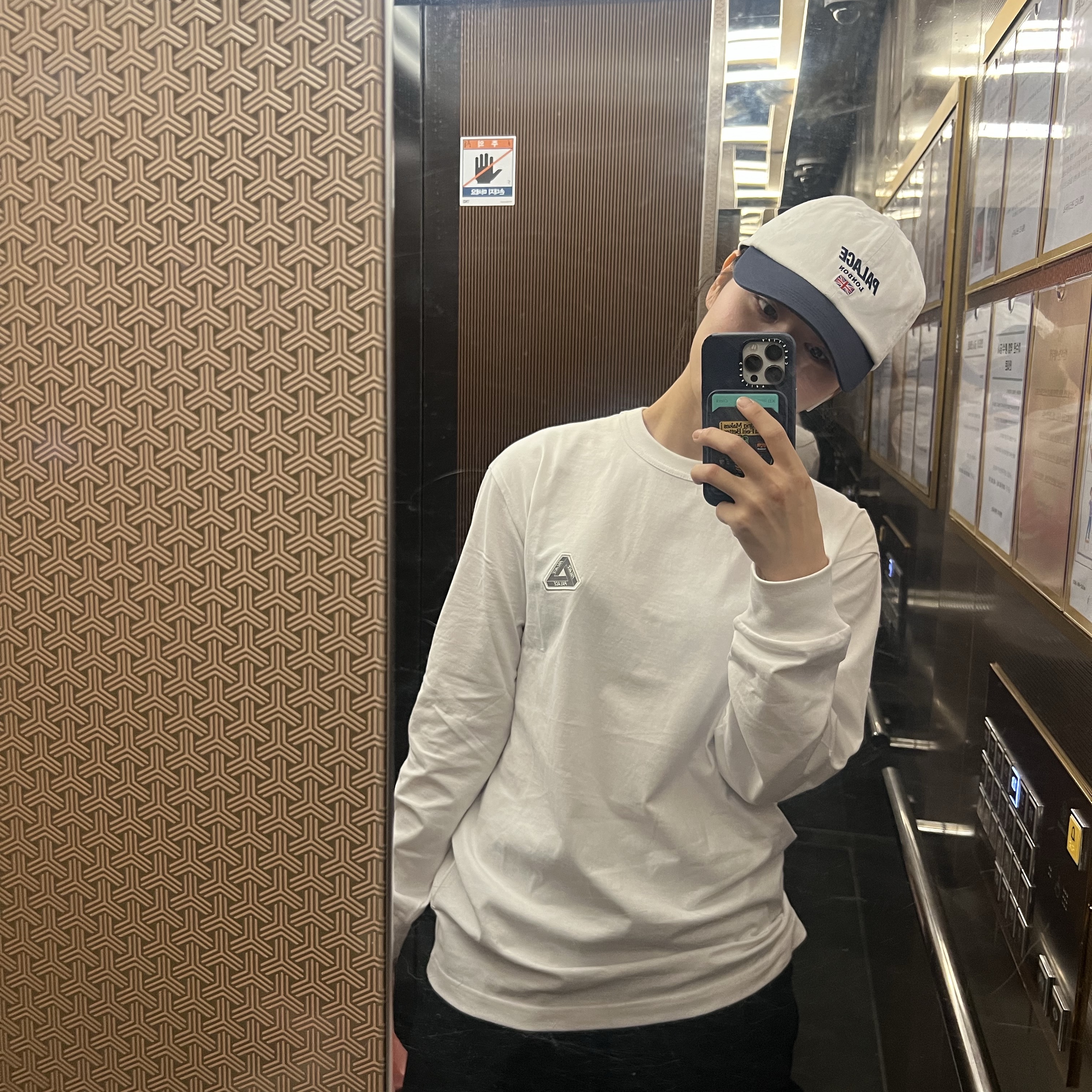 Palace Sofar Longsleeve White - 24SS, Palace London 6-Panel White Navy - 24SS 착용 스타일 - 1