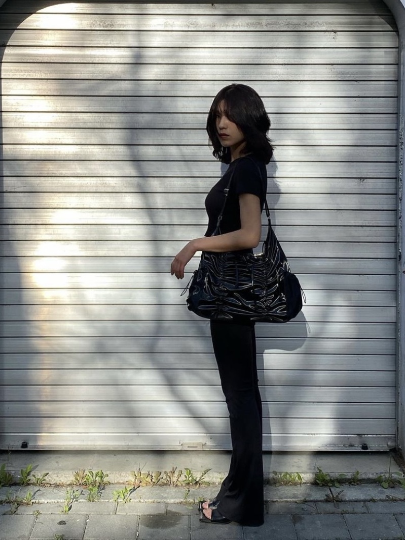For Appeal String Ribbon Large Hobo Bag Silver, For Appeal String Ribbon Large Hobo Bag Glossy Black 착용 스타일