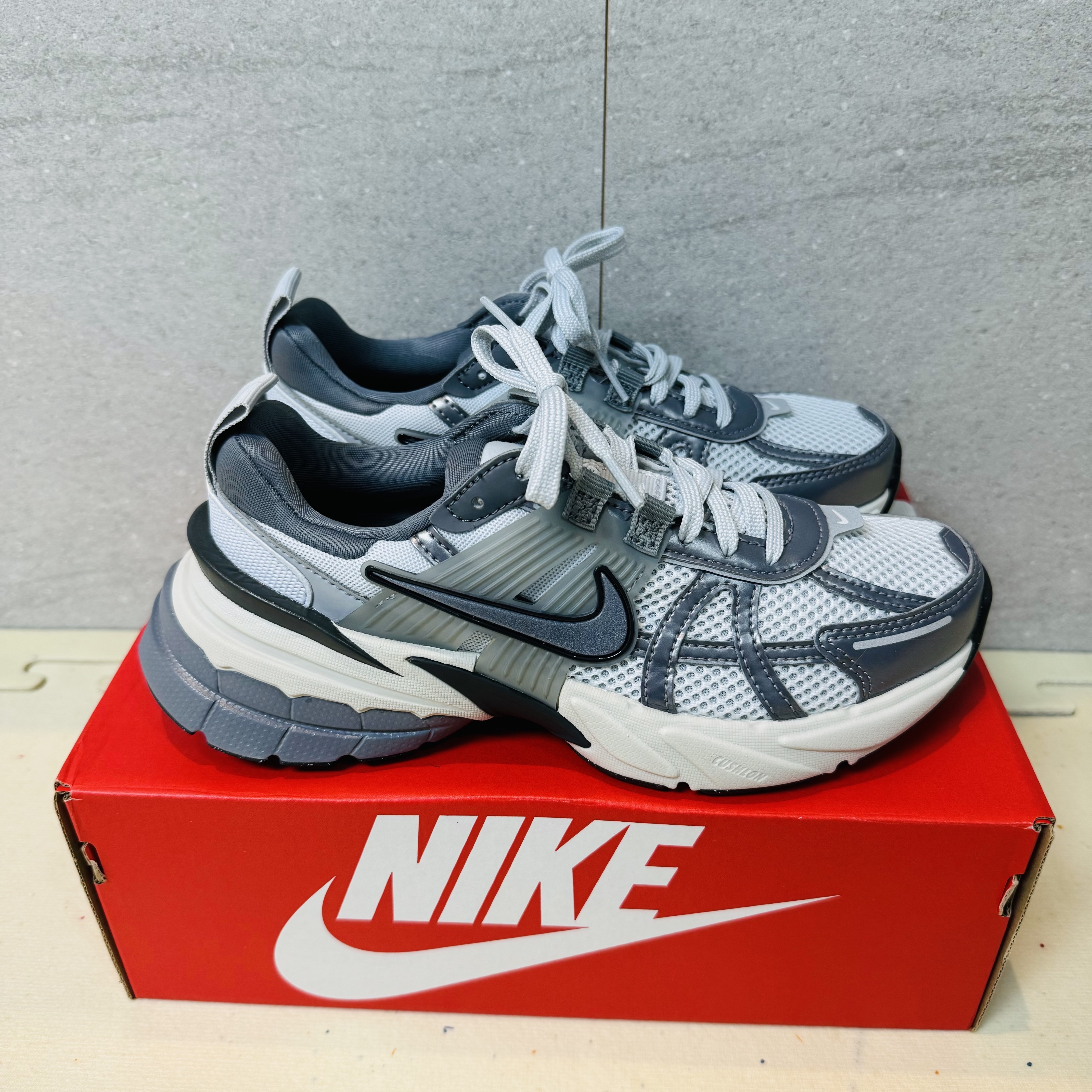 Nike V2K Run Pure Platinum Wolf Grey 착용 스타일 - 3