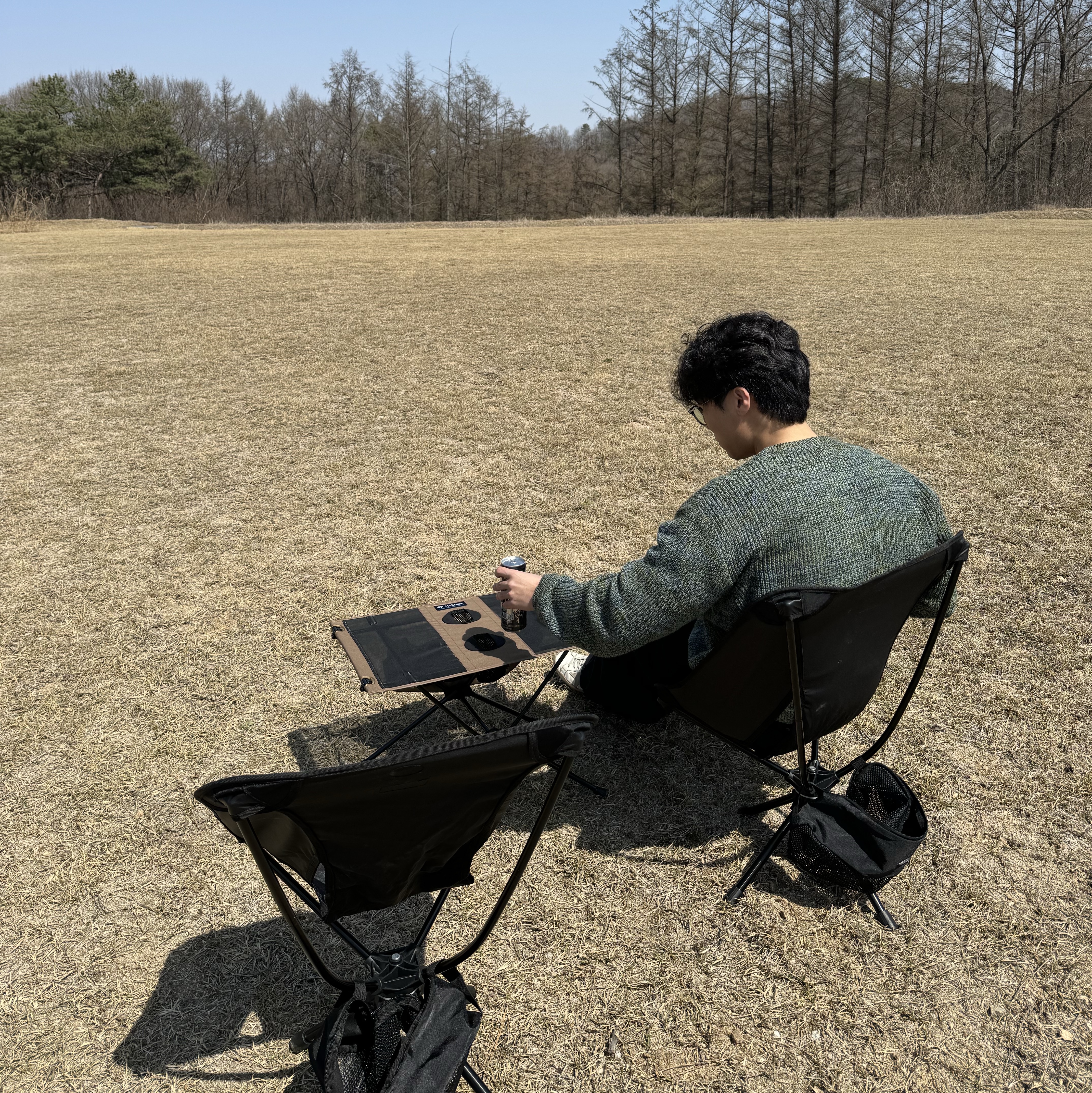 Opening Project Black Edition Compact Chair Black, Helinox Table One Coyote Tan 착용 스타일