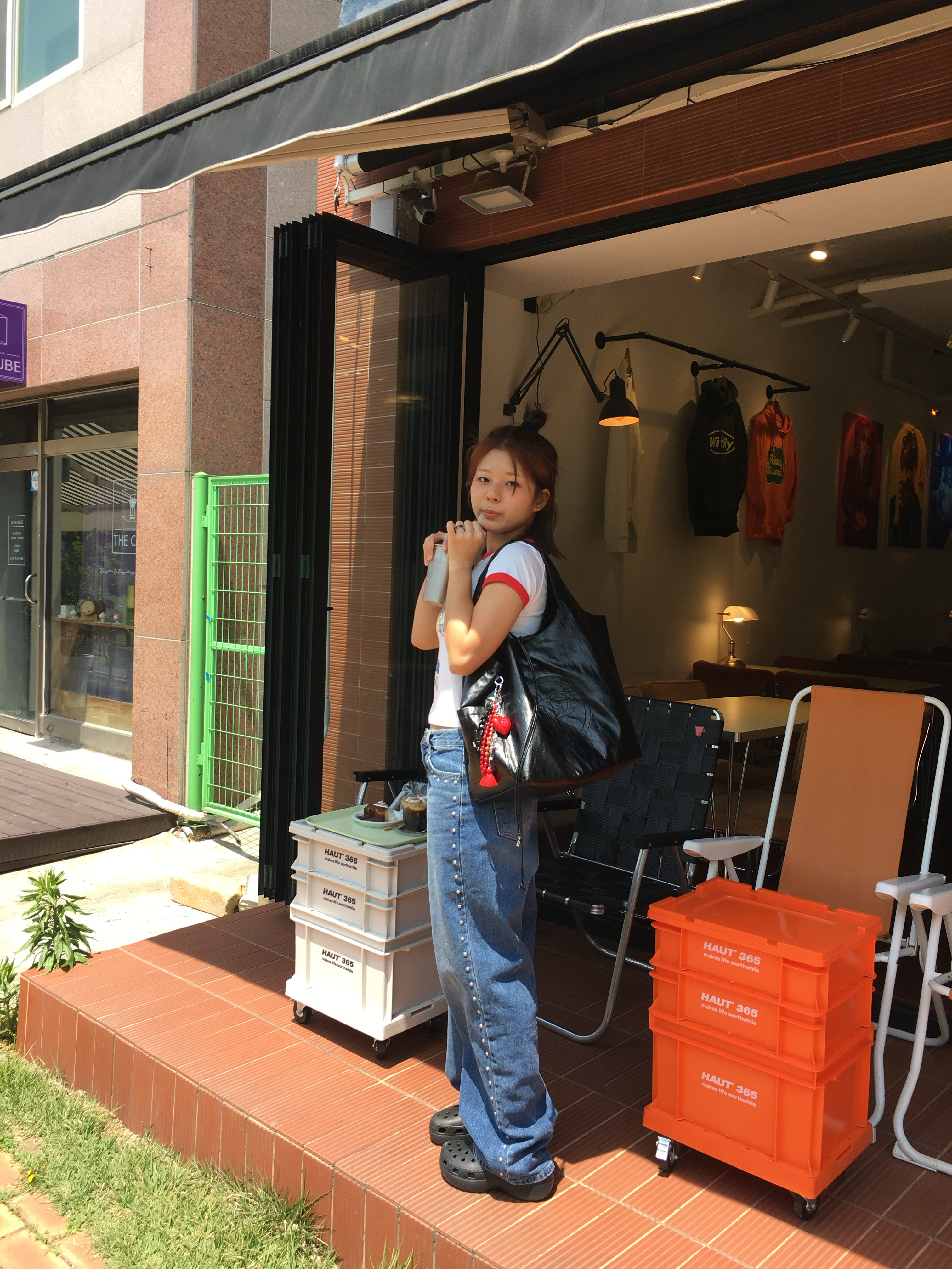 (W) Crocs Classic Platform Clog Black 착용 스타일 - 3
