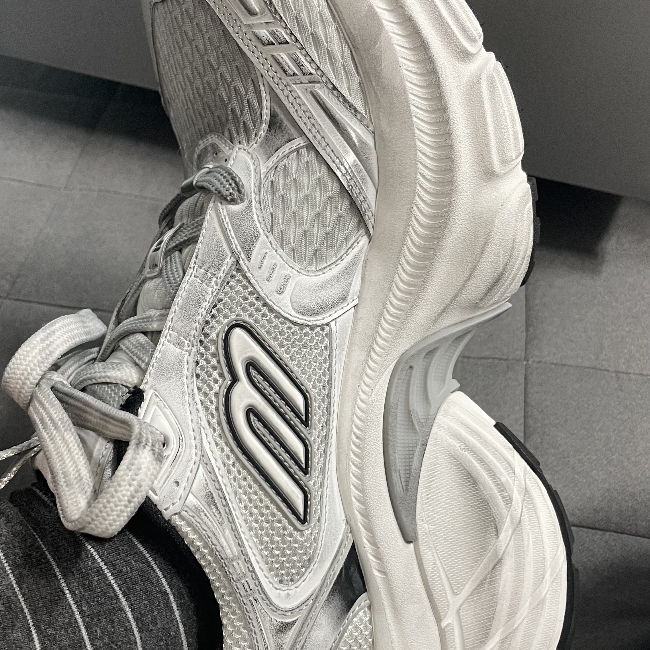 Balenciaga 10XL Sneakers White Grey Silver Black 착용 스타일 - 2