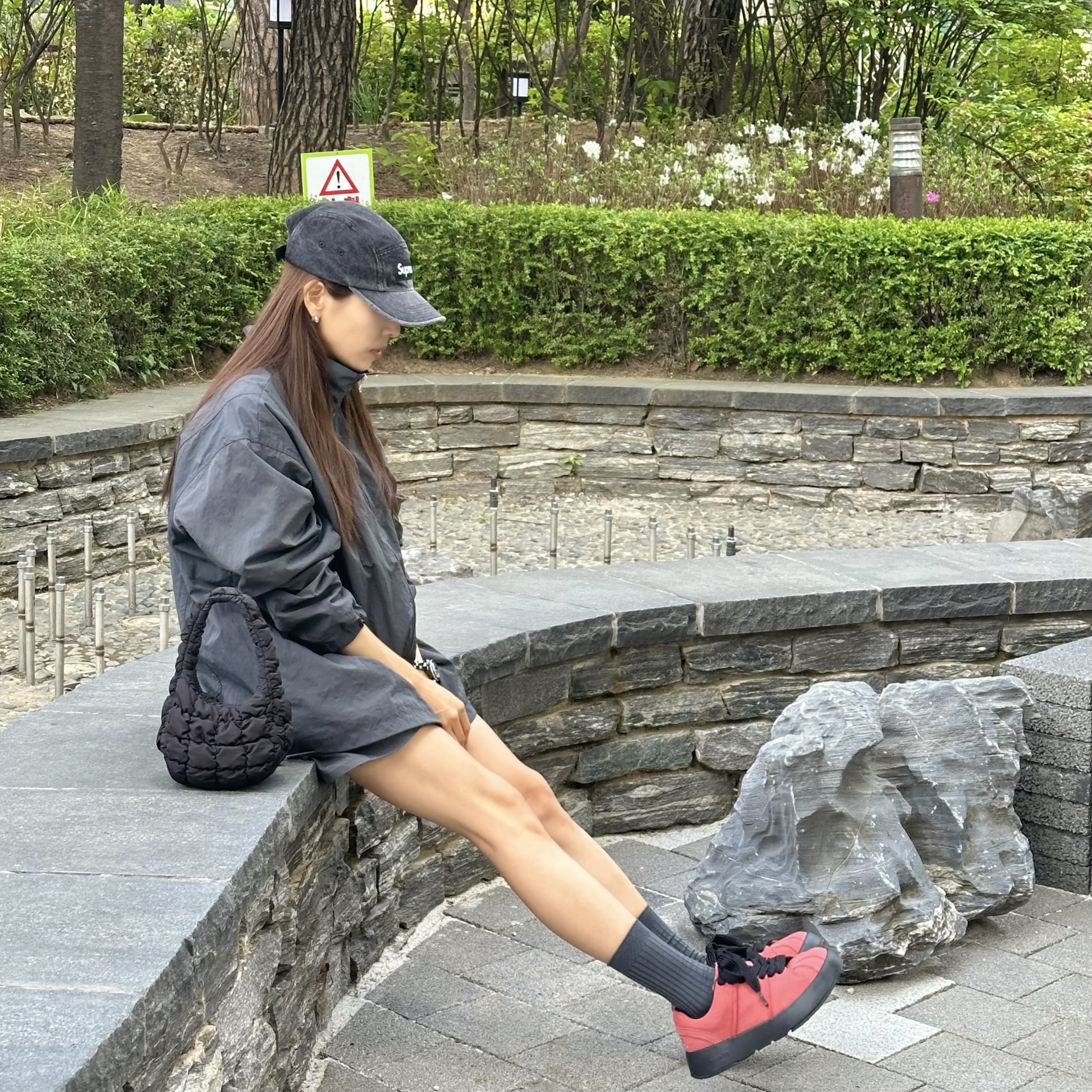 Supreme Denim Camp Cap Black - 24SS, COS Quilted Micro Bag Black 착용 스타일 - 1