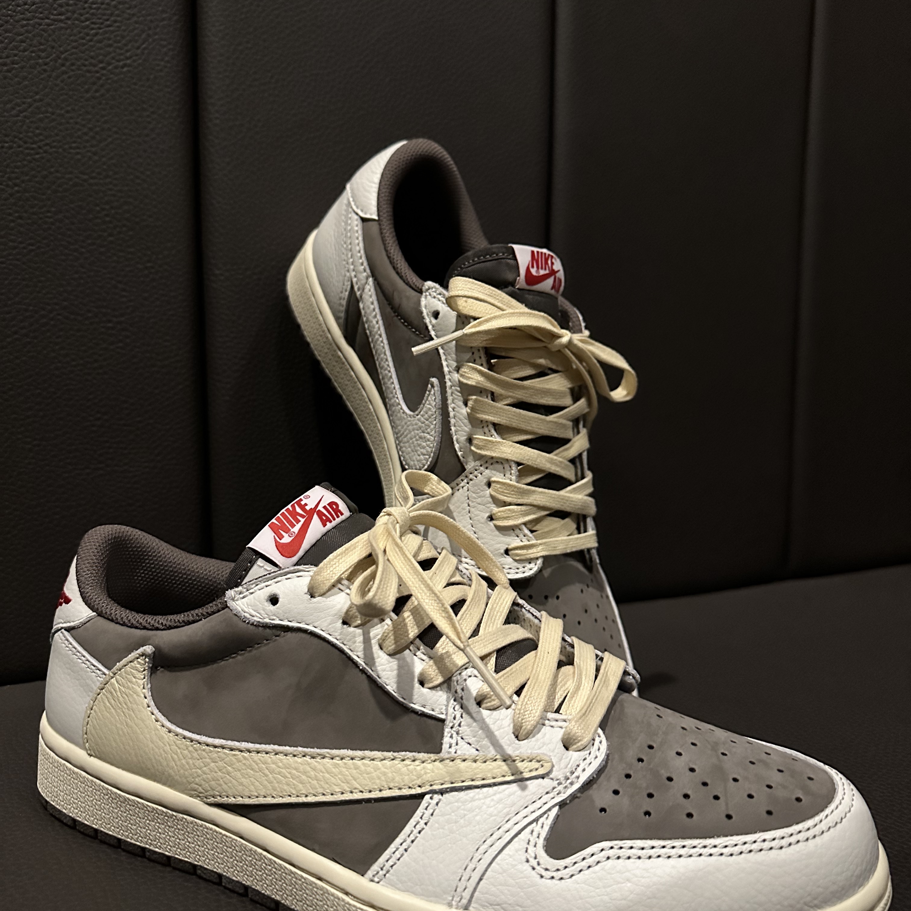 Jordan 1 x Travis Scott Retro Low OG SP Sail and Ridgerock 착용 스타일