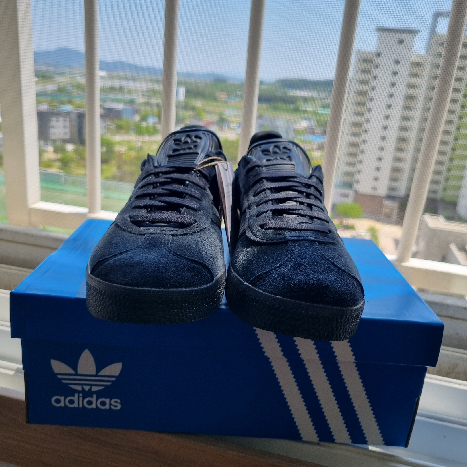 Adidas Gazelle Triple Black 착용 스타일 - 1