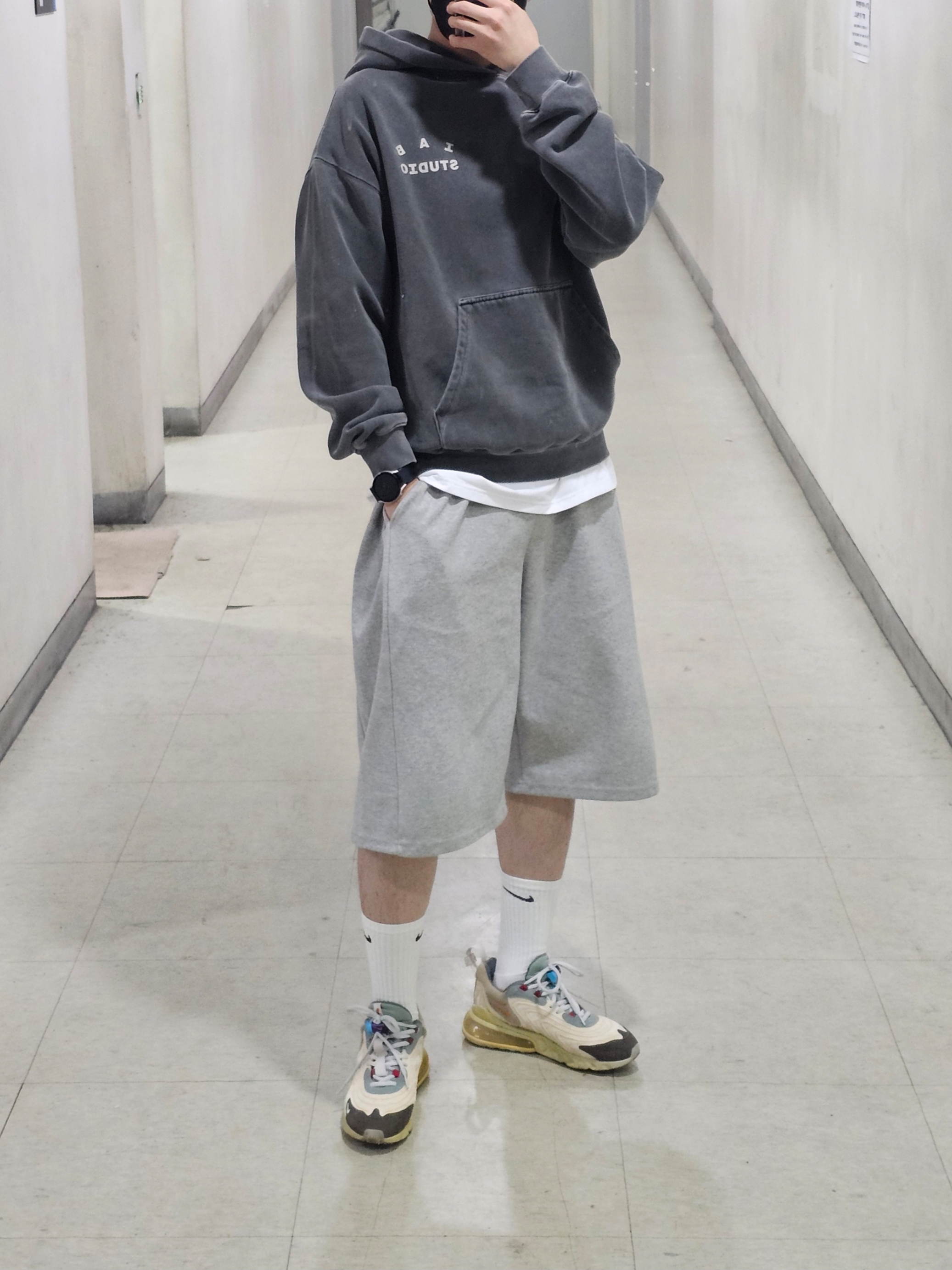 IAB Studio Pigment Hoodie Black, Nike x Travis Scott Air Max 270 React Cactus Trails 착용 스타일