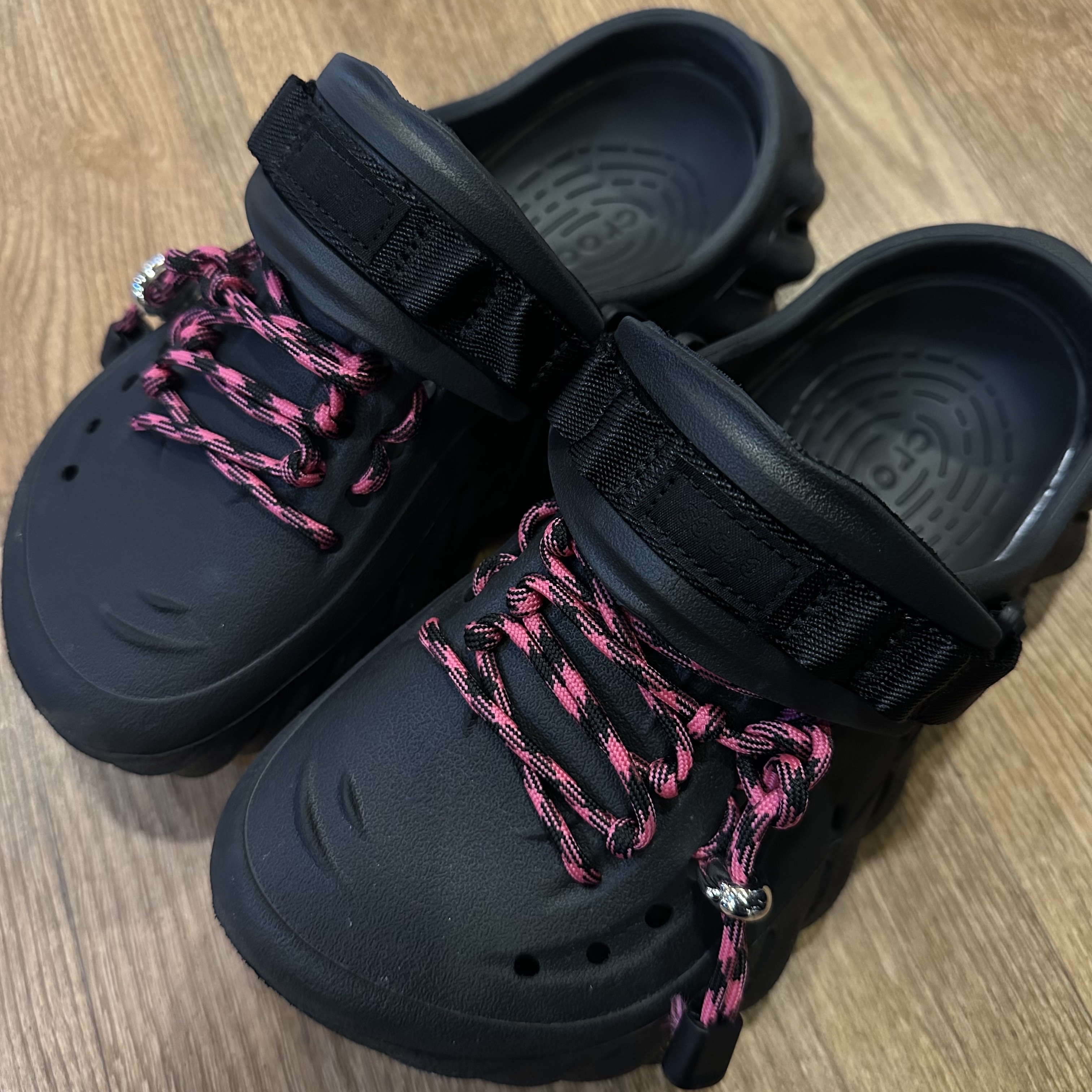 Crocs Echo Clog Black 착용 스타일 - 2