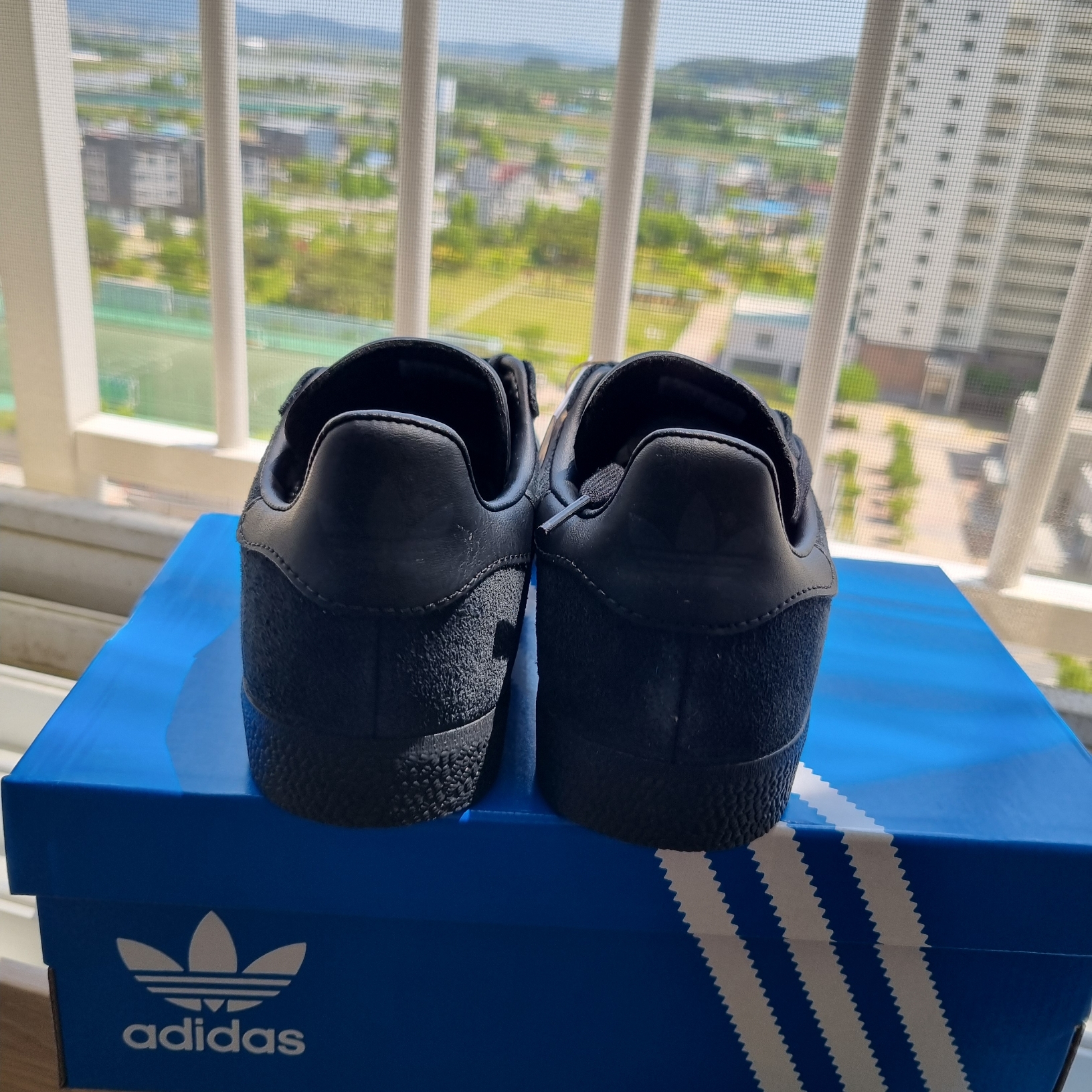 Adidas Gazelle Triple Black 착용 스타일 - 3