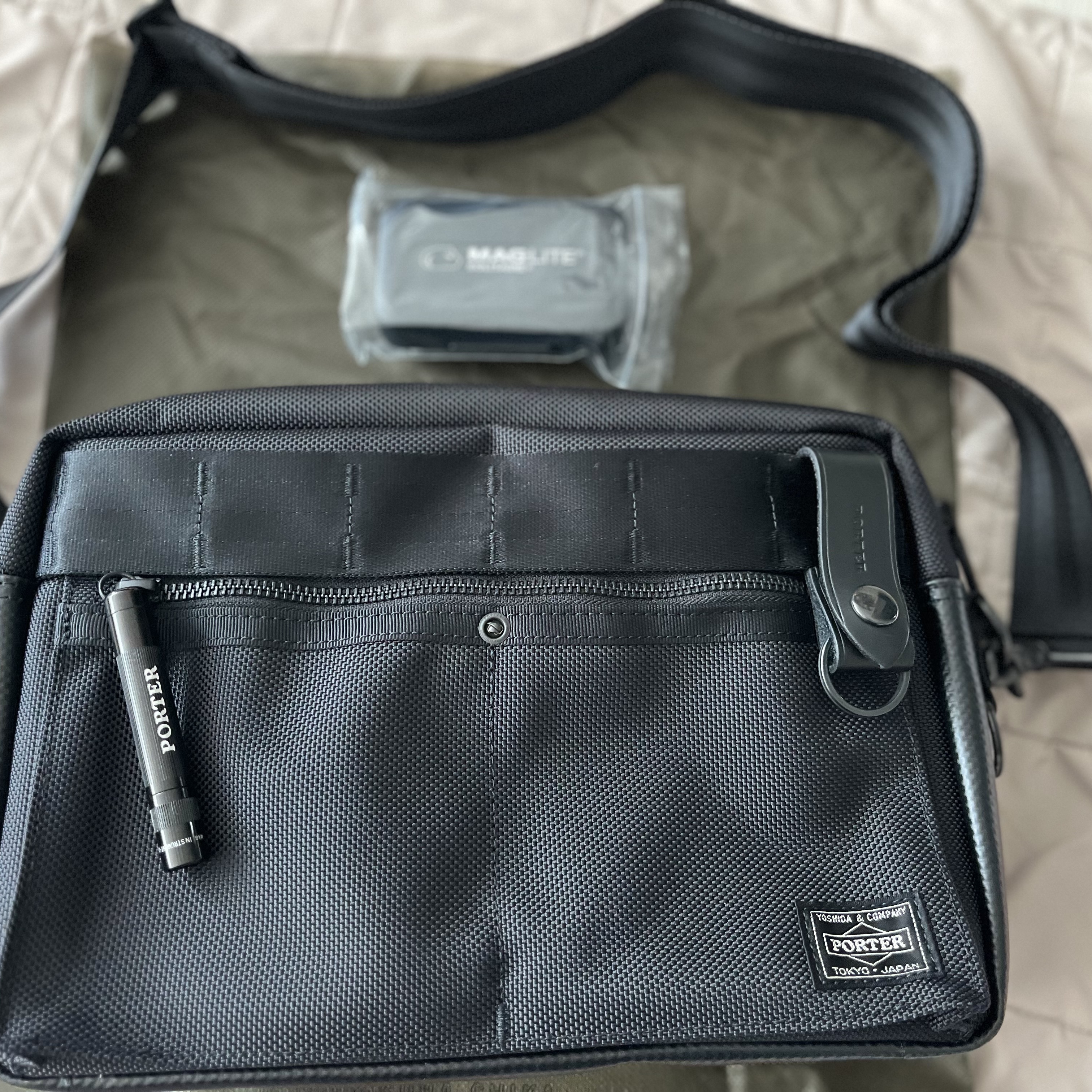 Porter Heat Shoulder Bag Black 착용 스타일 - 1
