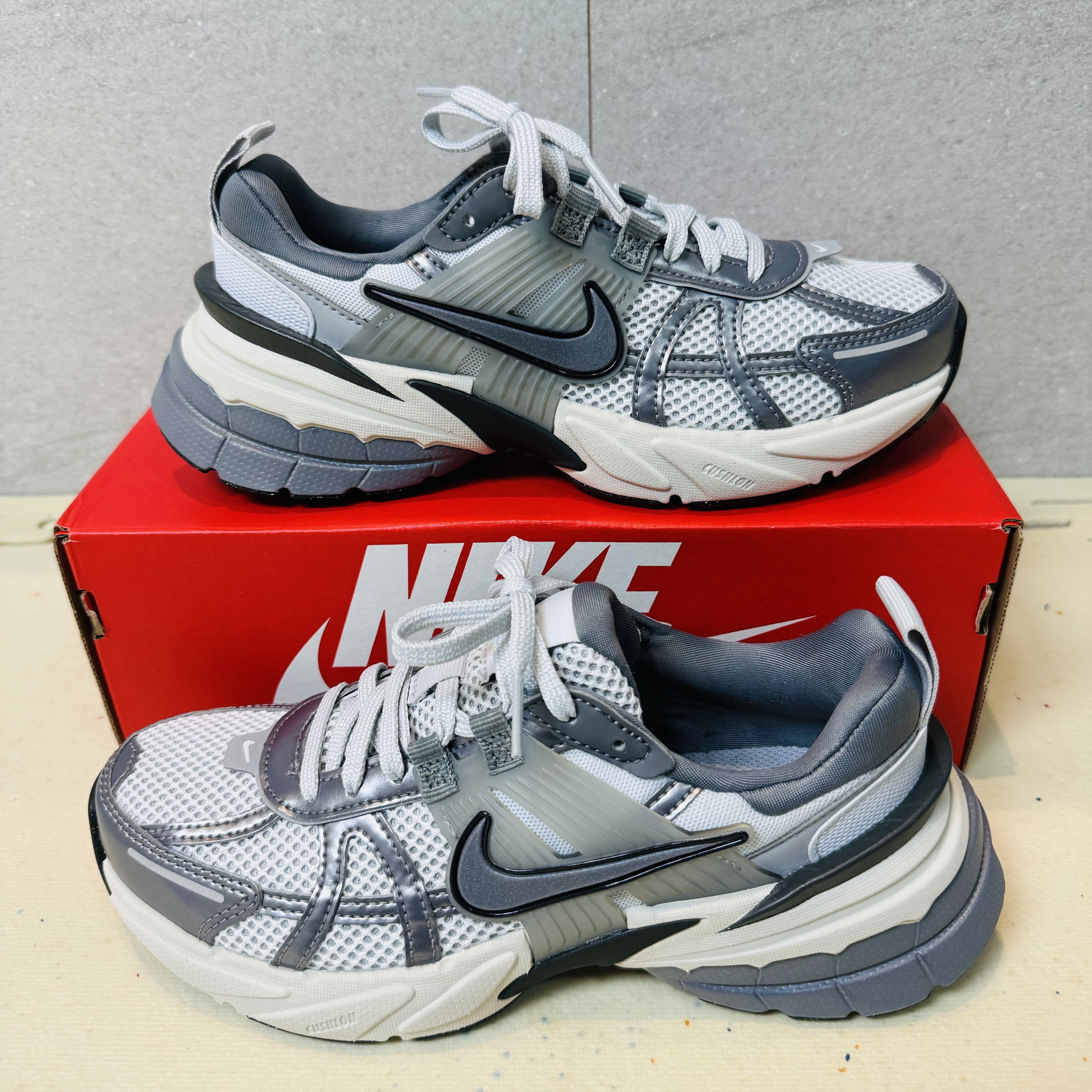 Nike V2K Run Pure Platinum Wolf Grey 착용 스타일 - 1