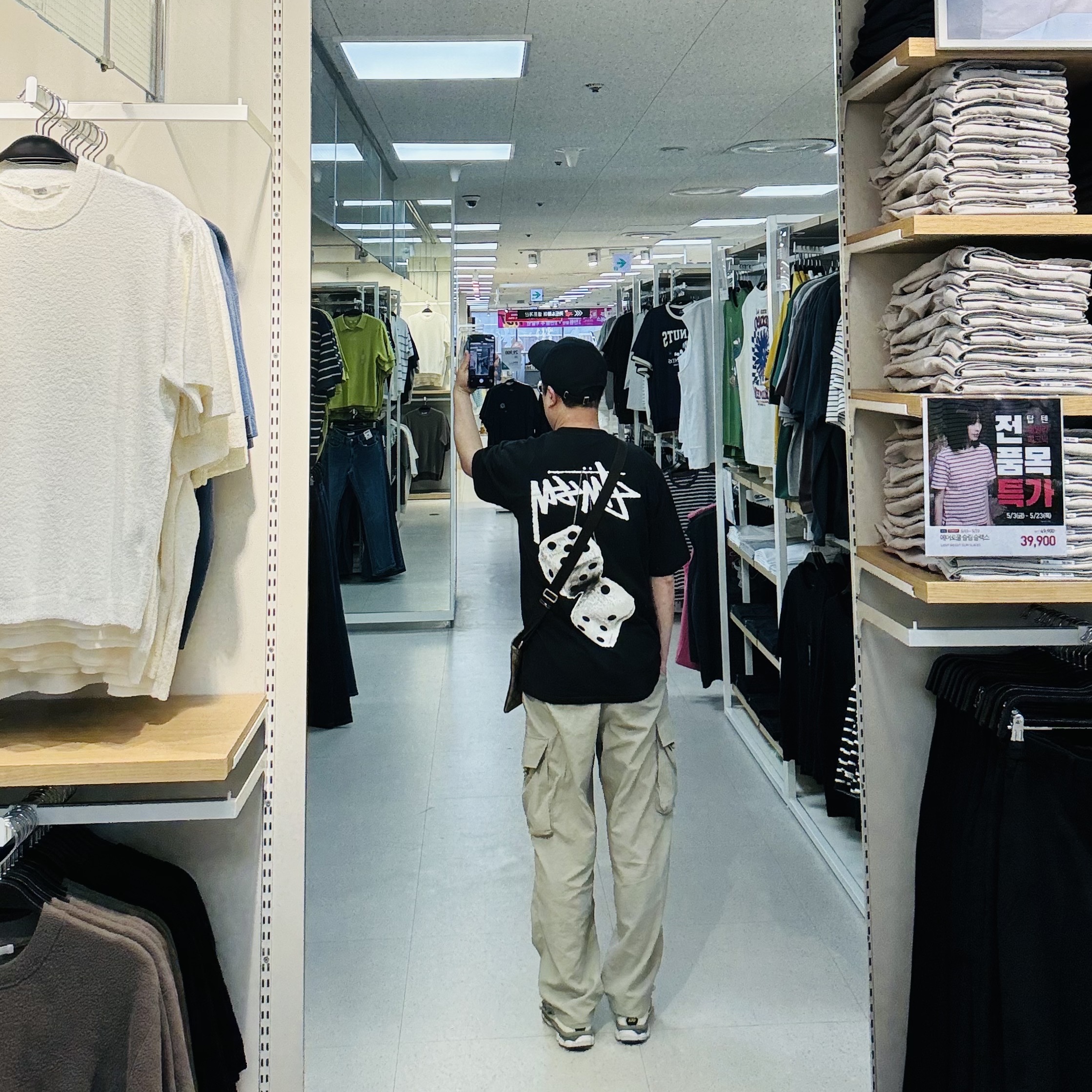 Stussy Basic Stock Low Pro Cap Black, Stussy Fuzzy Dice T-Shirt Black 착용 스타일 - 2