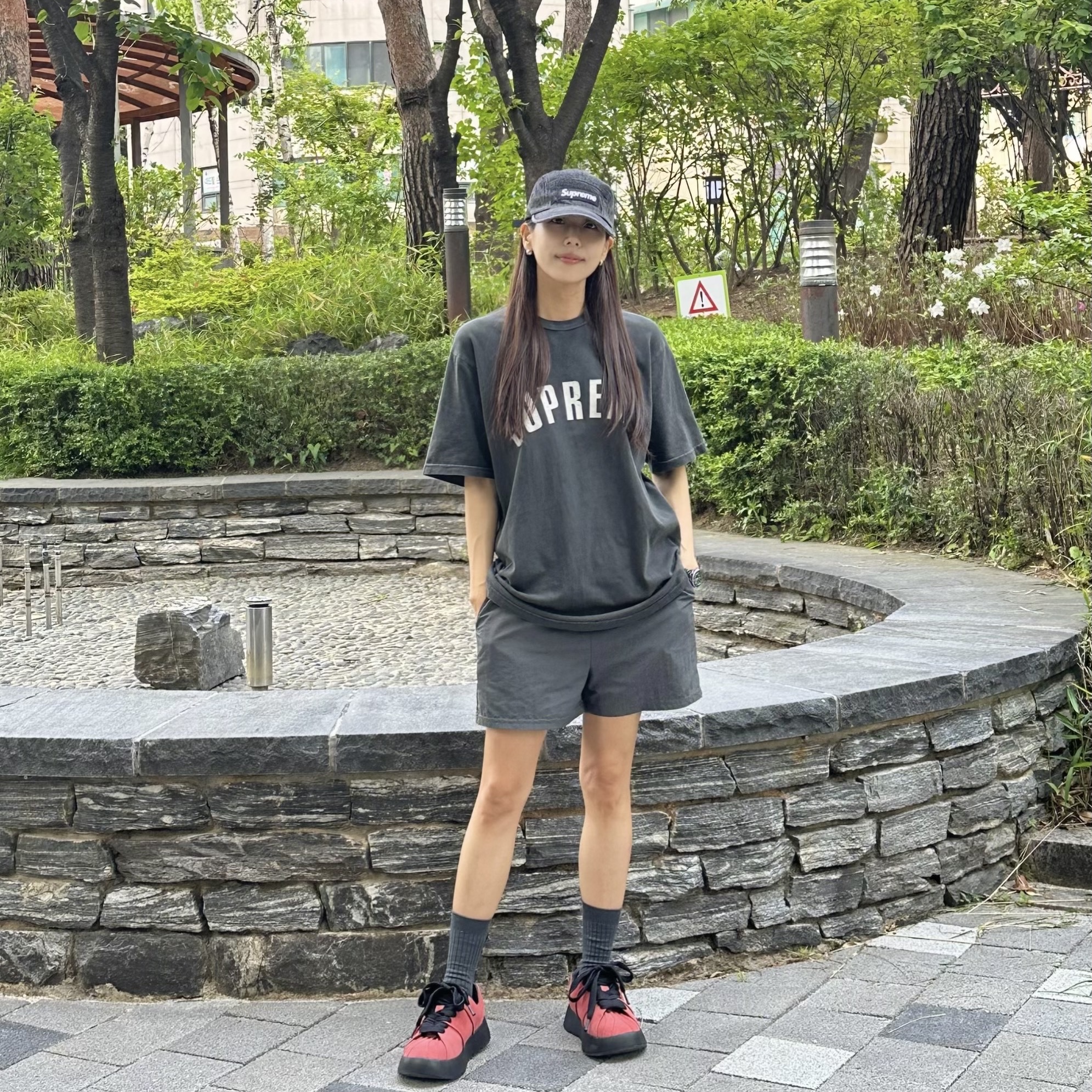 Supreme Denim Camp Cap Black - 24SS, COS Quilted Micro Bag Black 착용 스타일 - 2