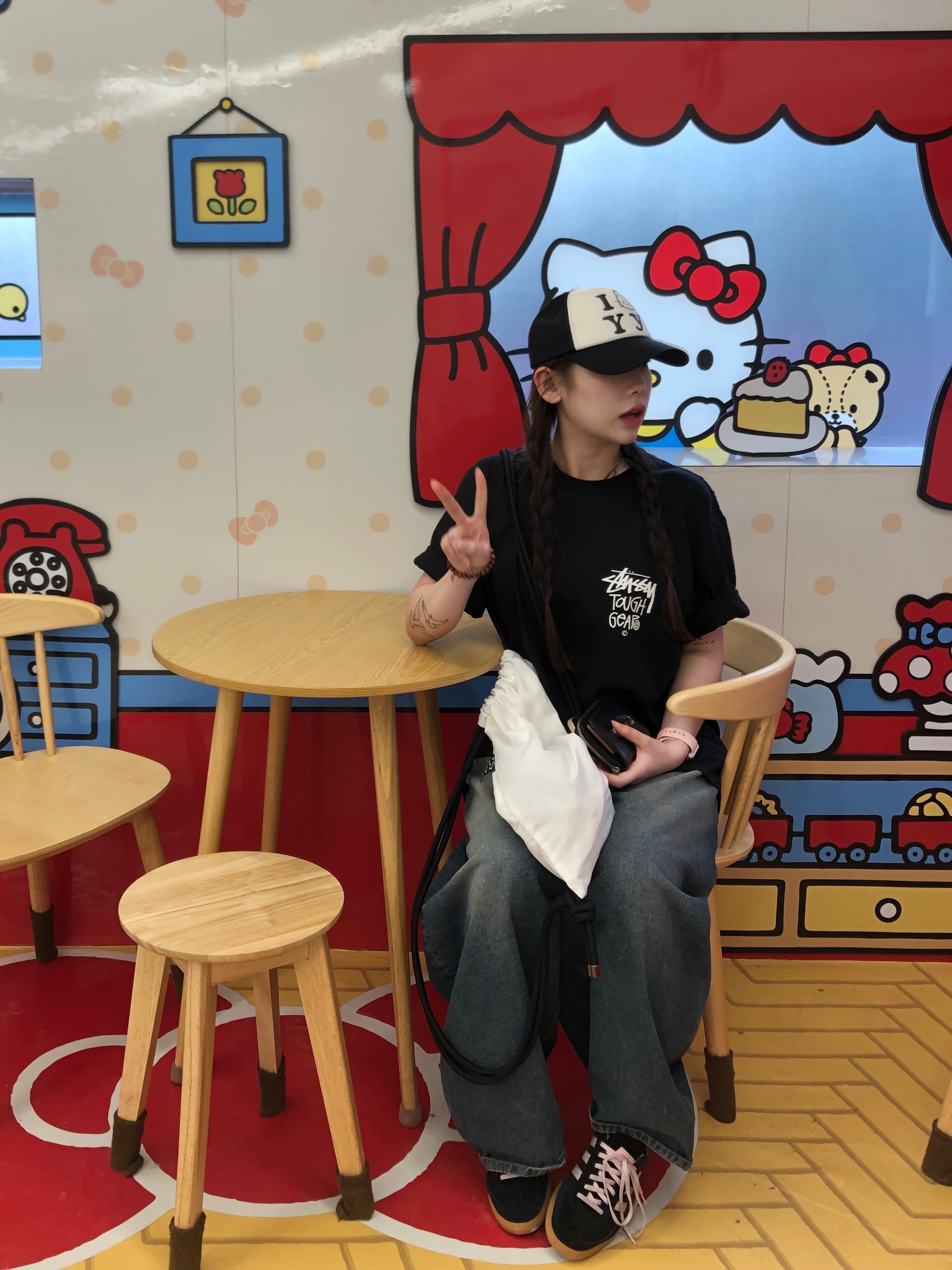 Stussy Tough Gear T-Shirt Black, Open Yy x Hello Kitty Trucker Cap Black 착용 스타일 - 3