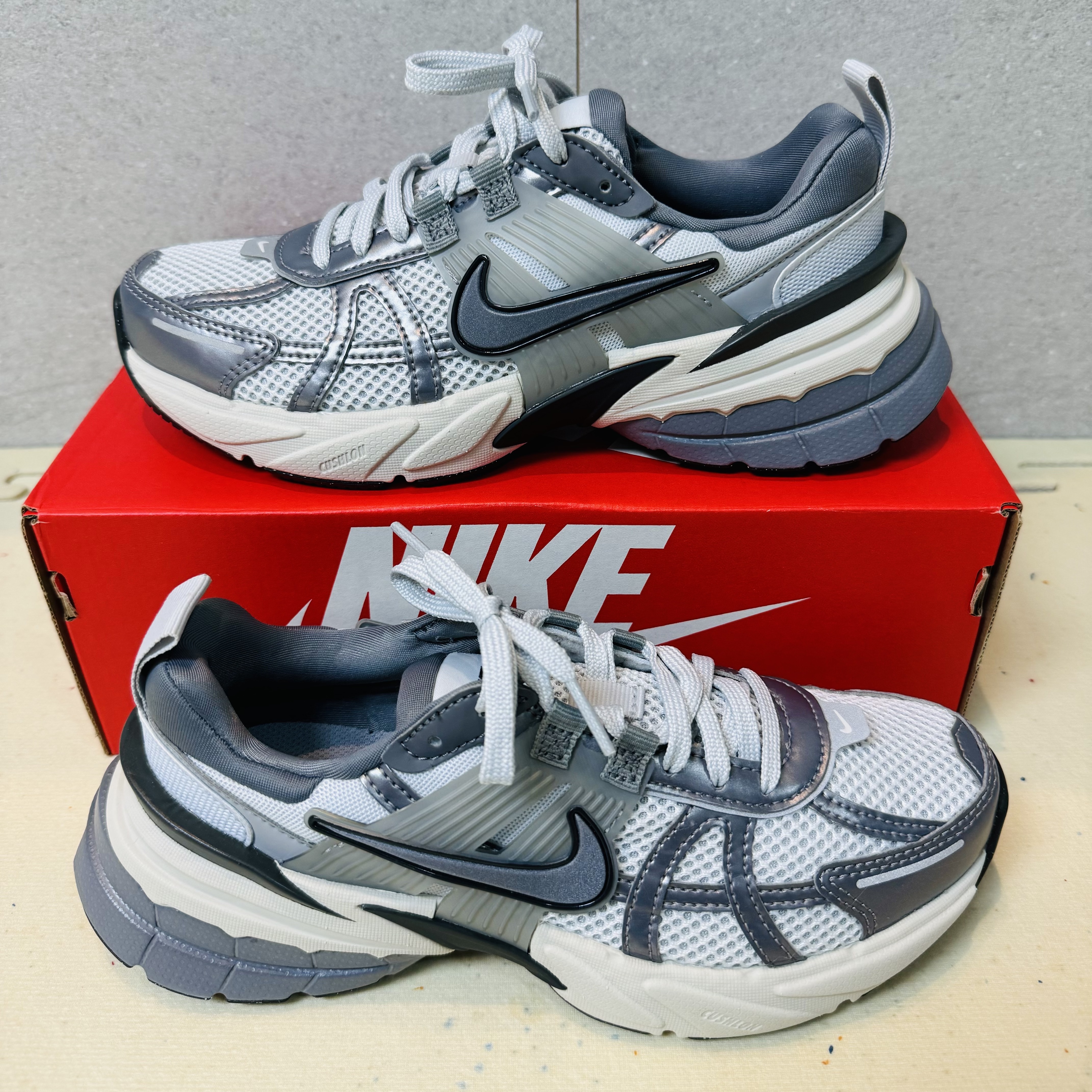 Nike V2K Run Pure Platinum Wolf Grey 착용 스타일 - 2