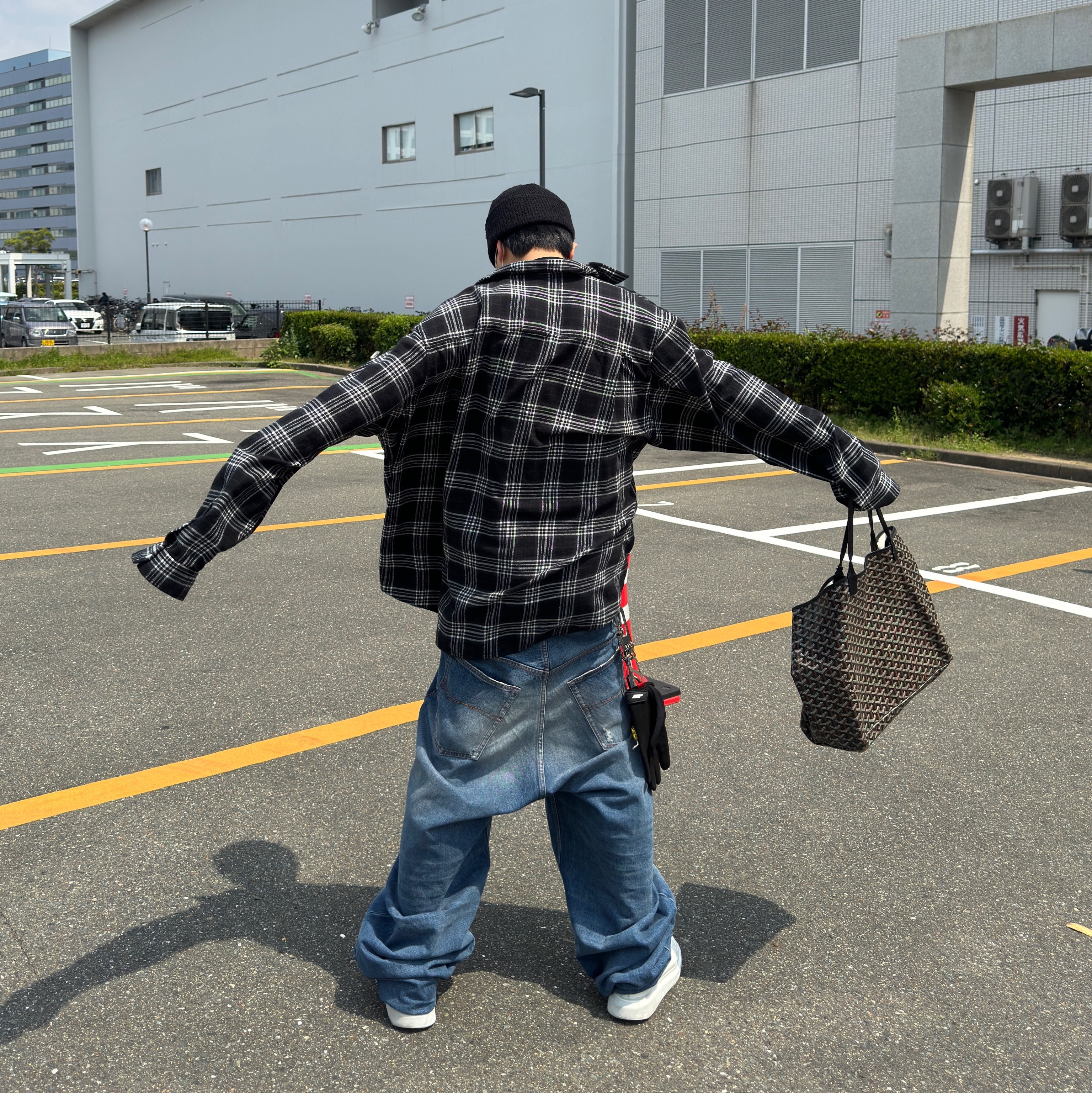 Goyard Saint Louis GM Bag Black, Balenciaga Denim Pull-Up Pants Light Blue 착용 스타일 - 1