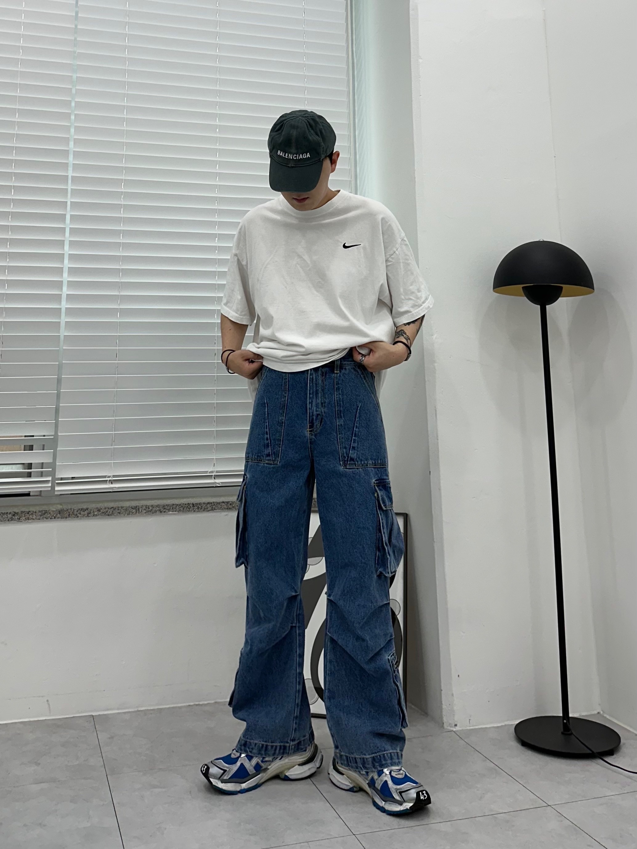 Nike x Stussy T-Shirt White (DV1774-100), Balenciaga Runner Sneakers Blue White 착용 스타일 - 1