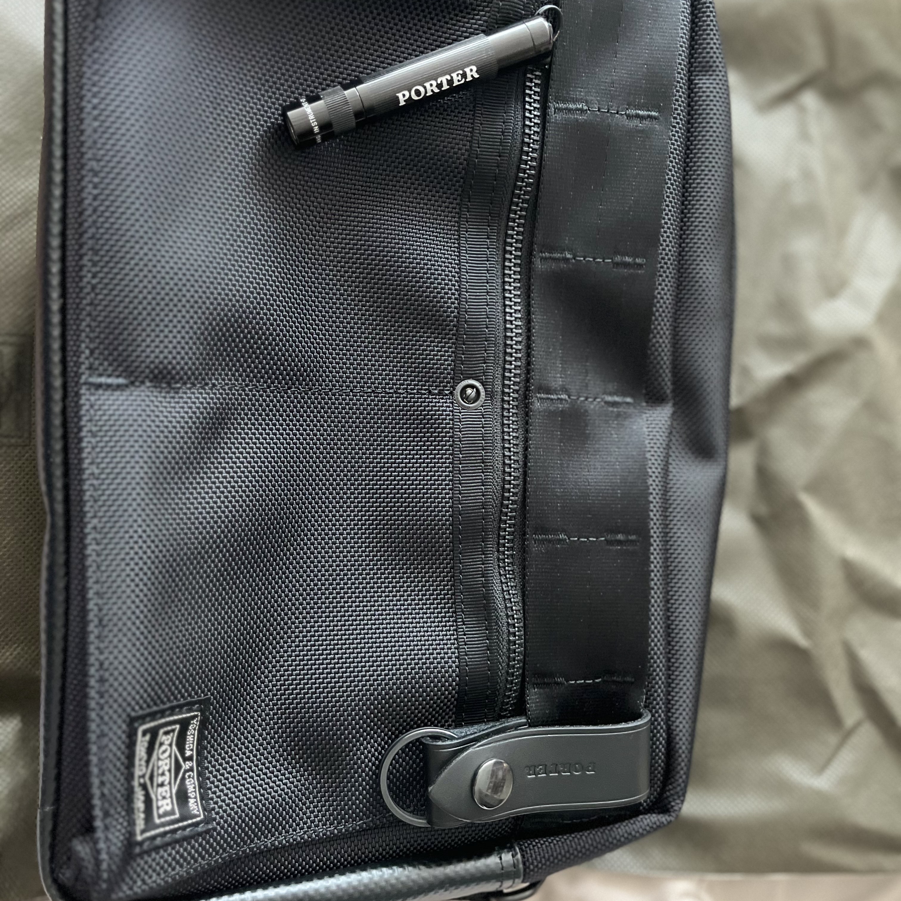 Porter Heat Shoulder Bag Black 착용 스타일 - 5