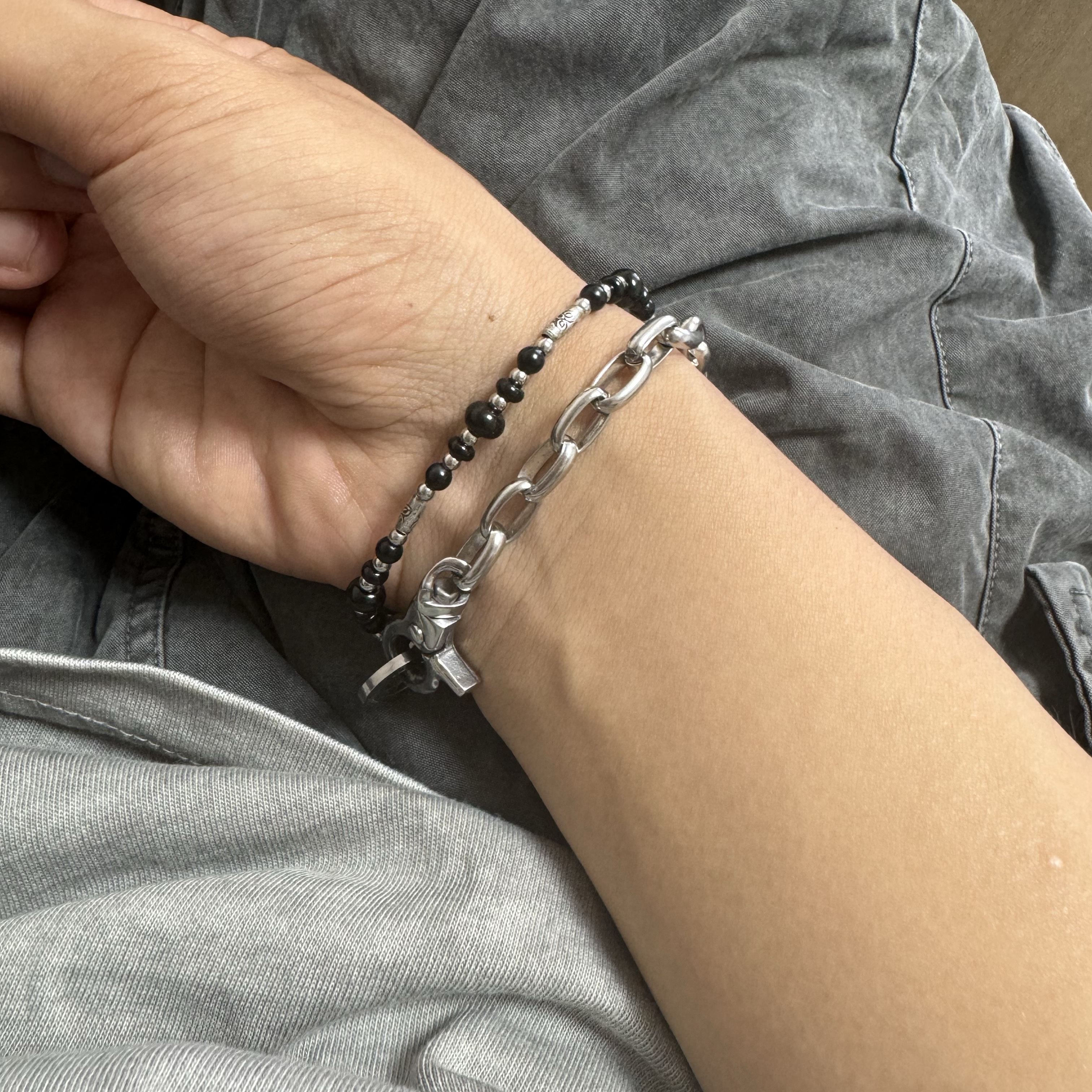 Scudo Garden Karen Beads Bracelet Black 착용 스타일