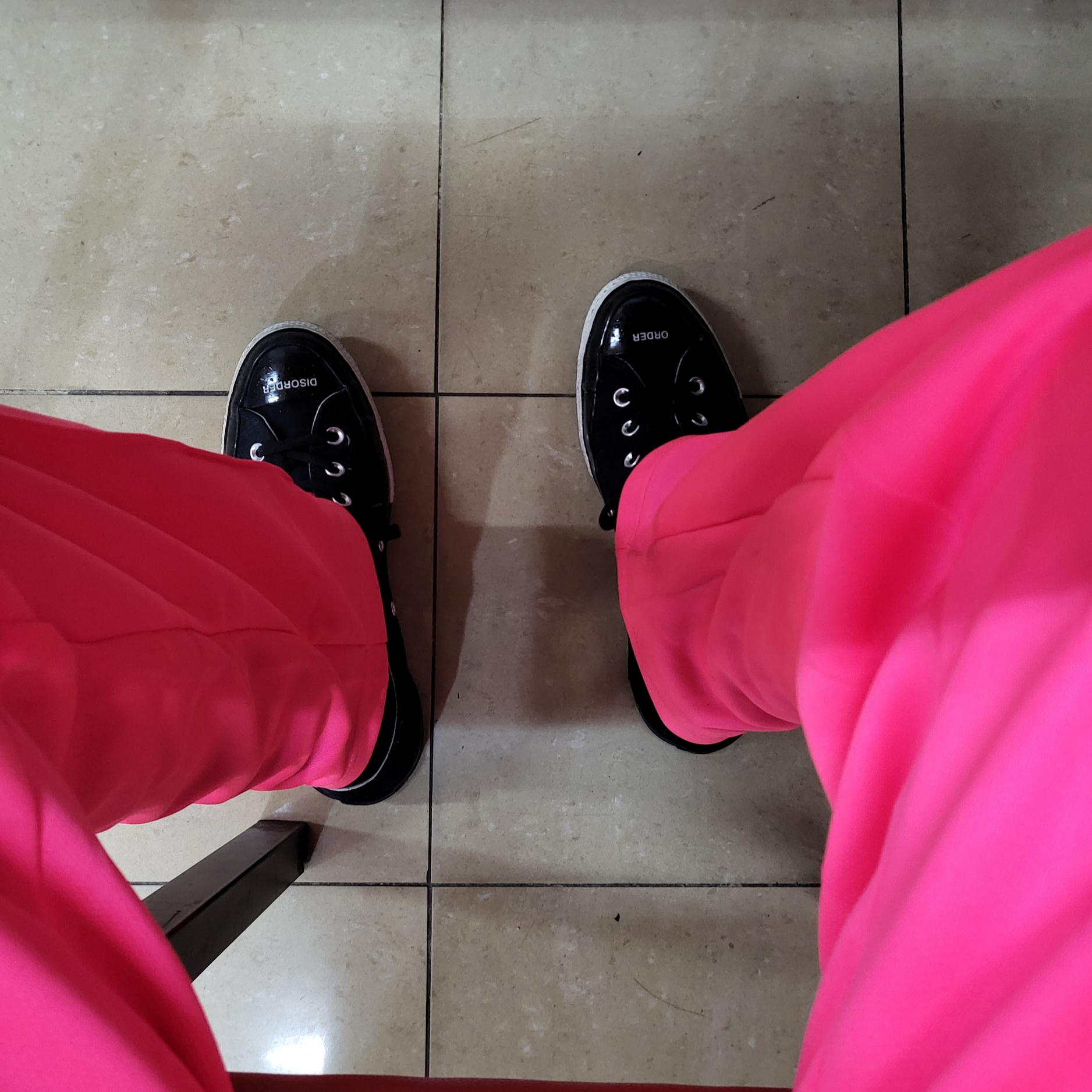 Needles Straight Track Pants Poly Smooth Smoke Pink, Converse x Undercover Chuck 70 Ox Black 착용 스타일