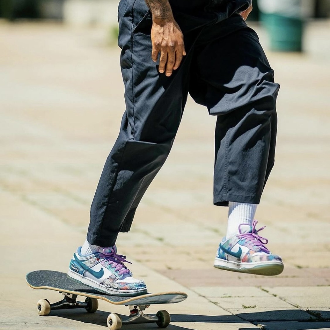 Nike x Futura Laboratories SB Dunk Low OG QS White and Geode Teal, Crocs x Futura Laboratories Classic Clog Green Ivy 착용 스타일 - 3