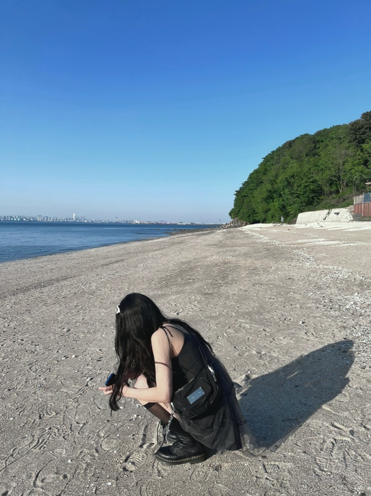 Matin Kim Madeleine Round Bag Black, Diesel Holy B Logo Keyring White 착용 스타일 - 4