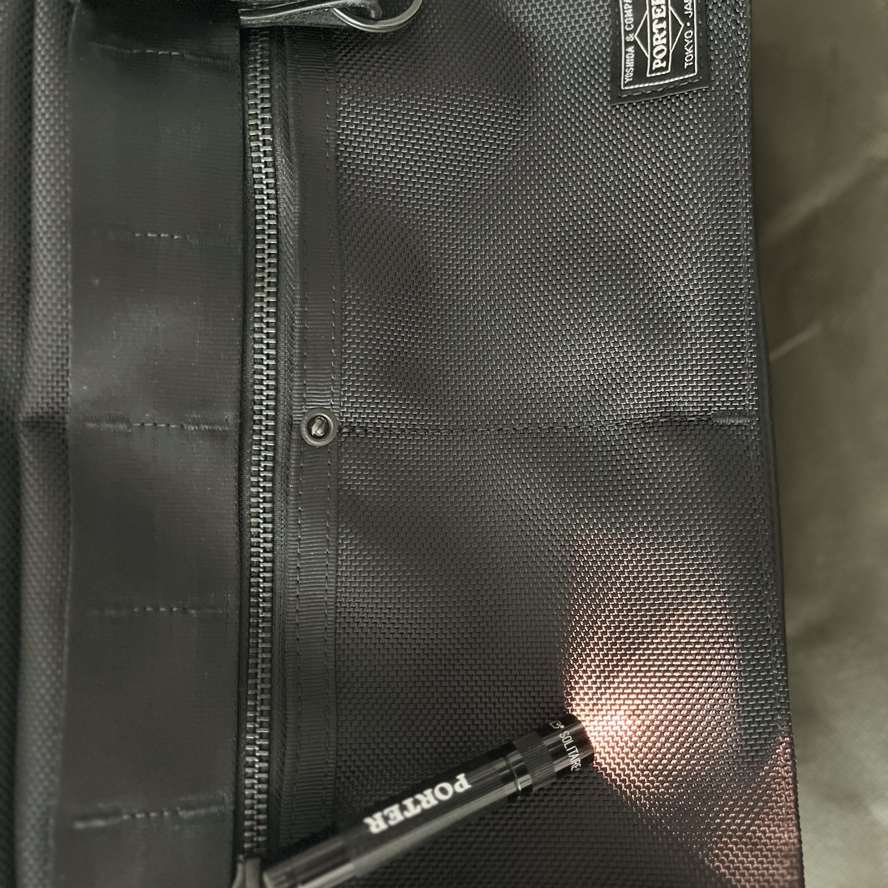 Porter Heat Shoulder Bag Black 착용 스타일 - 3