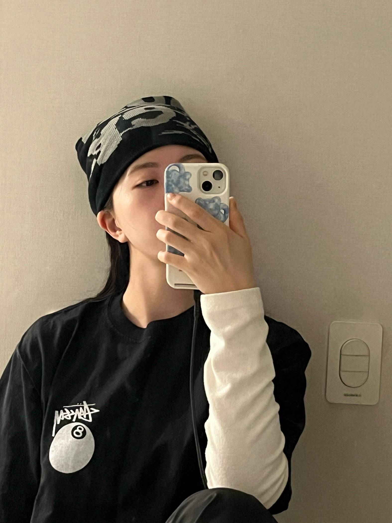 Stussy 8 Ball Pigment Dyed T-Shirt Black 착용 스타일