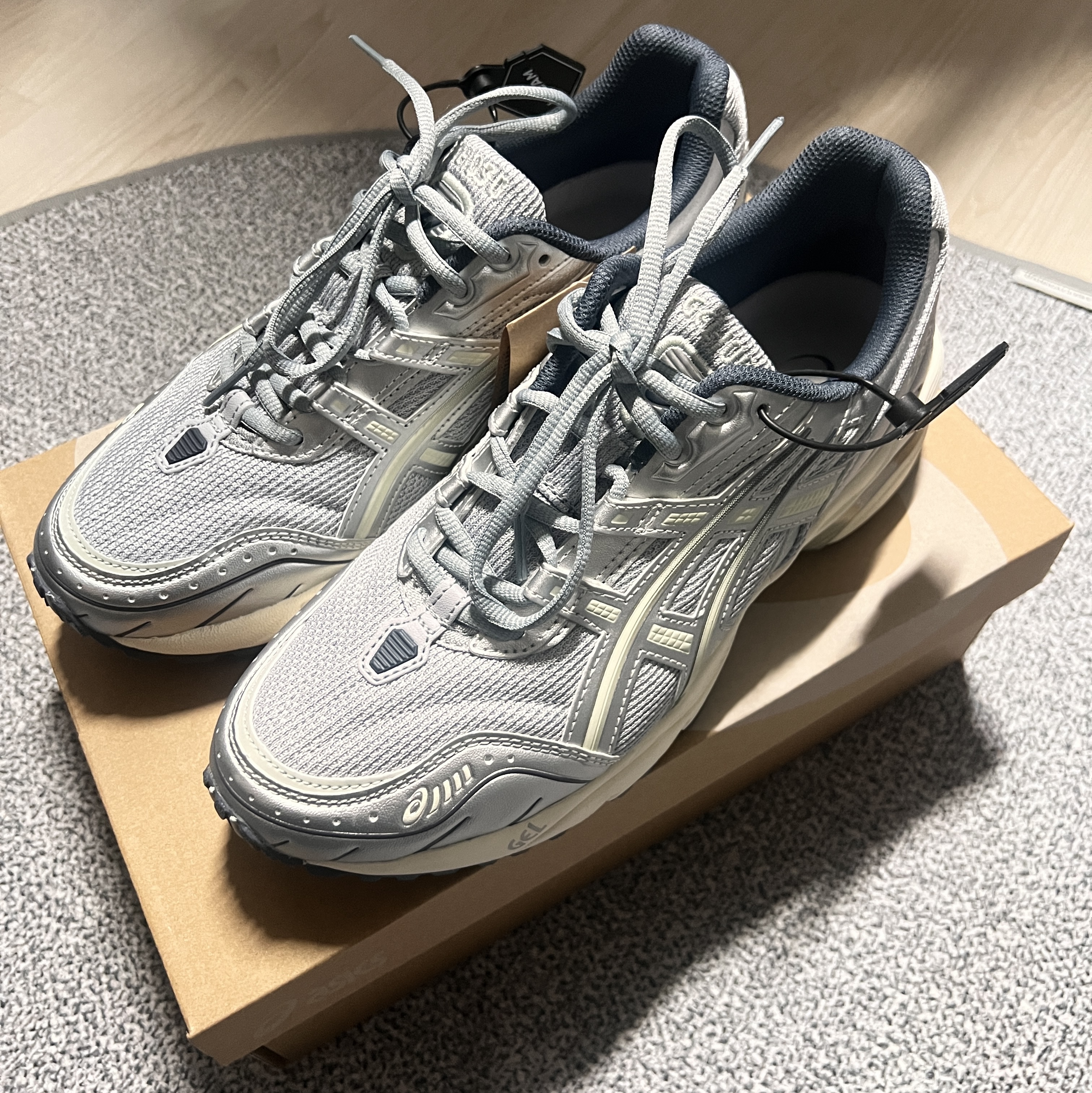 Asics Gel-1090 Piedmont Grey 착용 스타일 - 1