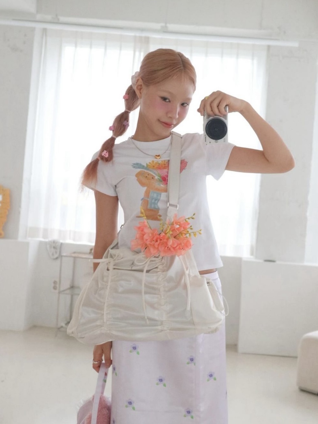For Appeal String Ribbon Large Hobo Bag Silver, For Appeal String Ribbon Large Hobo Bag Glossy White 착용 스타일