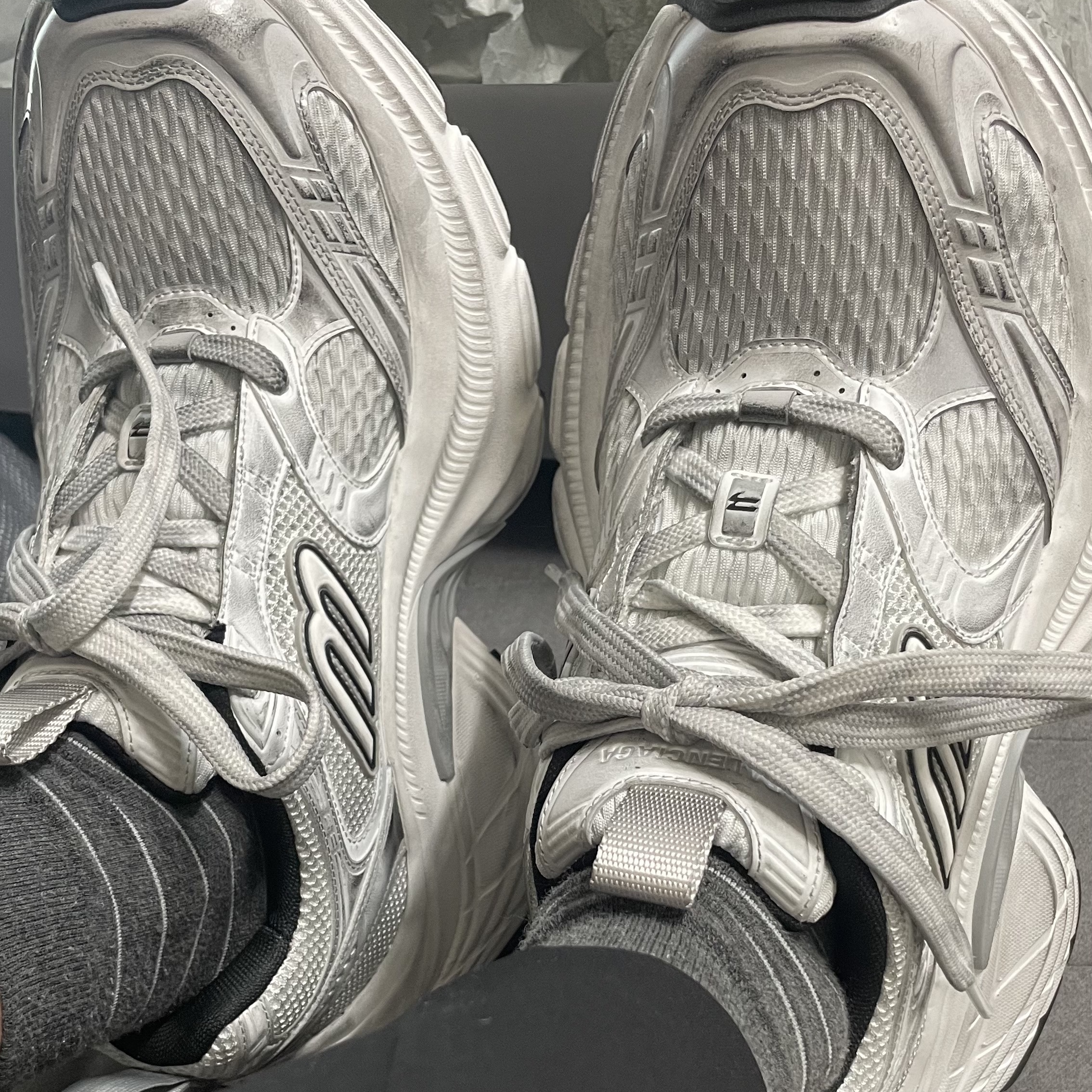 Balenciaga 10XL Sneakers White Grey Silver Black 착용 스타일 - 1